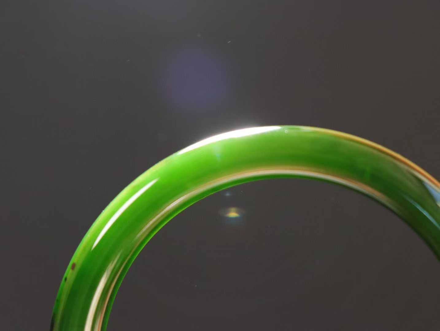 【腕间柔情】

和田玉碧玉菠菜绿手镯，俄料七号矿 红皮老料，玉质温润细腻 油性十足，色泽匀称，️款式精美时尚，佩戴美观惹眼，美自天成，婉约之美，举手投足间透出那份低调奢华。

重45.3克 圈口56.5mm尺寸56.5-11.1-8mm O18823207130