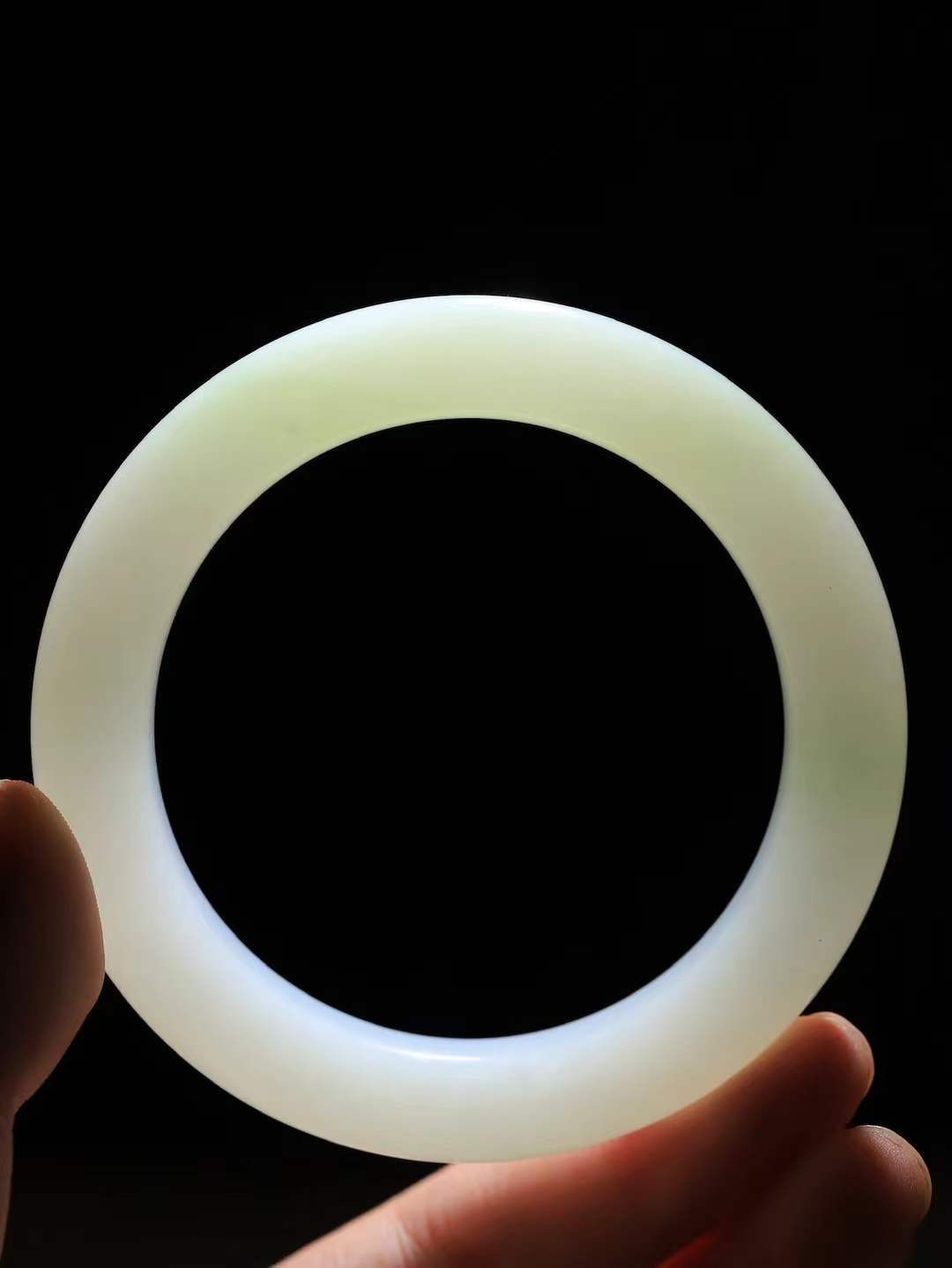 【花样年华·手镯】

精品和田玉白玉飘翠手镯，质地油润细腻，色泽高贵典雅，镯型古朴典雅。在诗情画意的雨巷相遇，你是我腕间的一抹风情，有你眸有深情，清风荡漾湖间静水，我愿俯身低眉，在烟波涟漪处，寻你深情倩影。内径59.5mm尺寸13-11.5mm 重80.5克。fDL-36301688