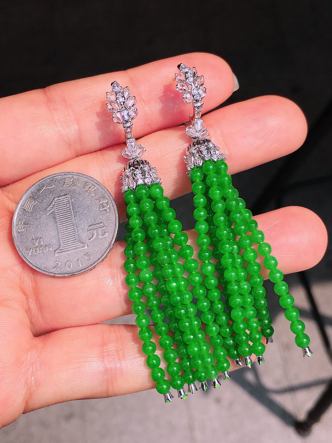 阳绿珠子耳坠，色泽均匀艳丽，玉质细腻，荧光感超
强，饱满圆润，尽显优雅气质，18k
金豪华镶嵌