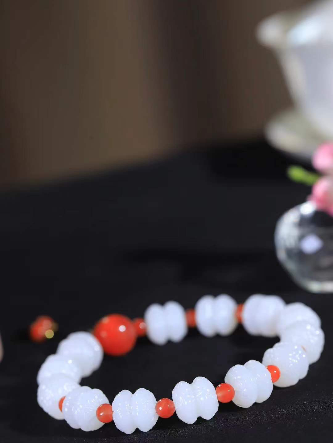 【莲花.手串】

精品和田玉白玉莲花手串，器形优雅，小巧精致，翠色浓郁，玉质细腻油润、手感上佳，颗颗精雕莲花，将荷花出淤泥而不染，濯清涟而不妖的气韵，刻画的淋漓尽致。尺寸取一11.7-12mm，重42.5克 FDA-3615820