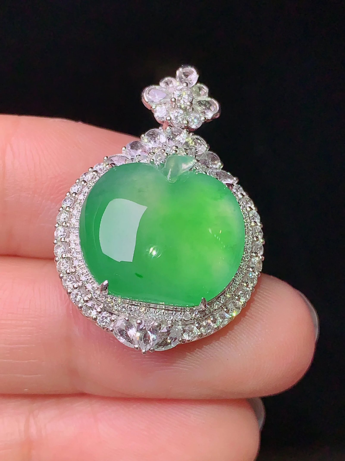 18k金钻镶嵌翠绿苹果吊坠 玉质细腻 水润亮眼  整体尺寸30.3*20.2*11.6