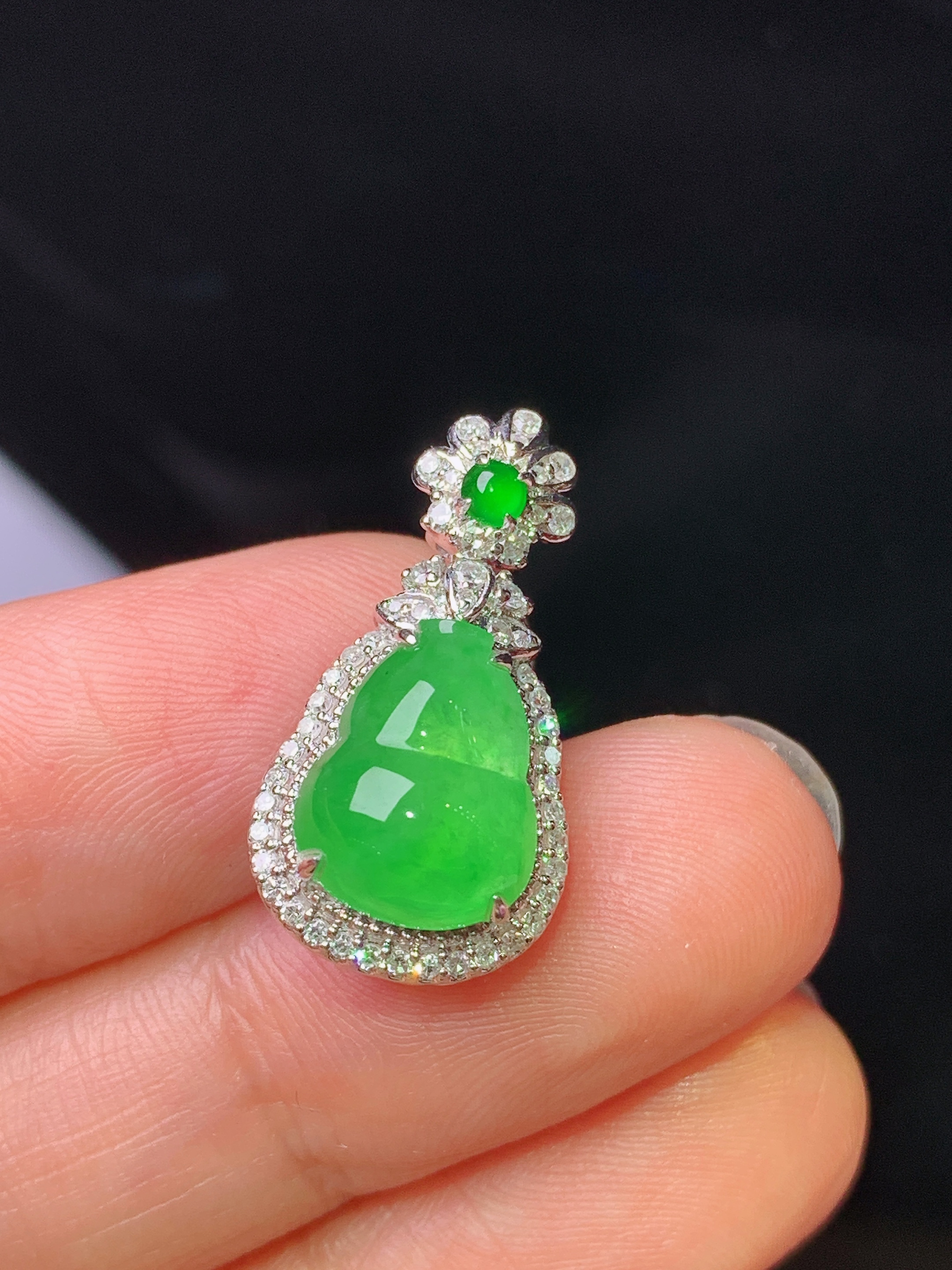 18k金钻镶嵌翠绿葫芦吊坠 玉质细腻 色泽艳丽清新 水润亮眼 整体尺寸22.3*12*9h1
