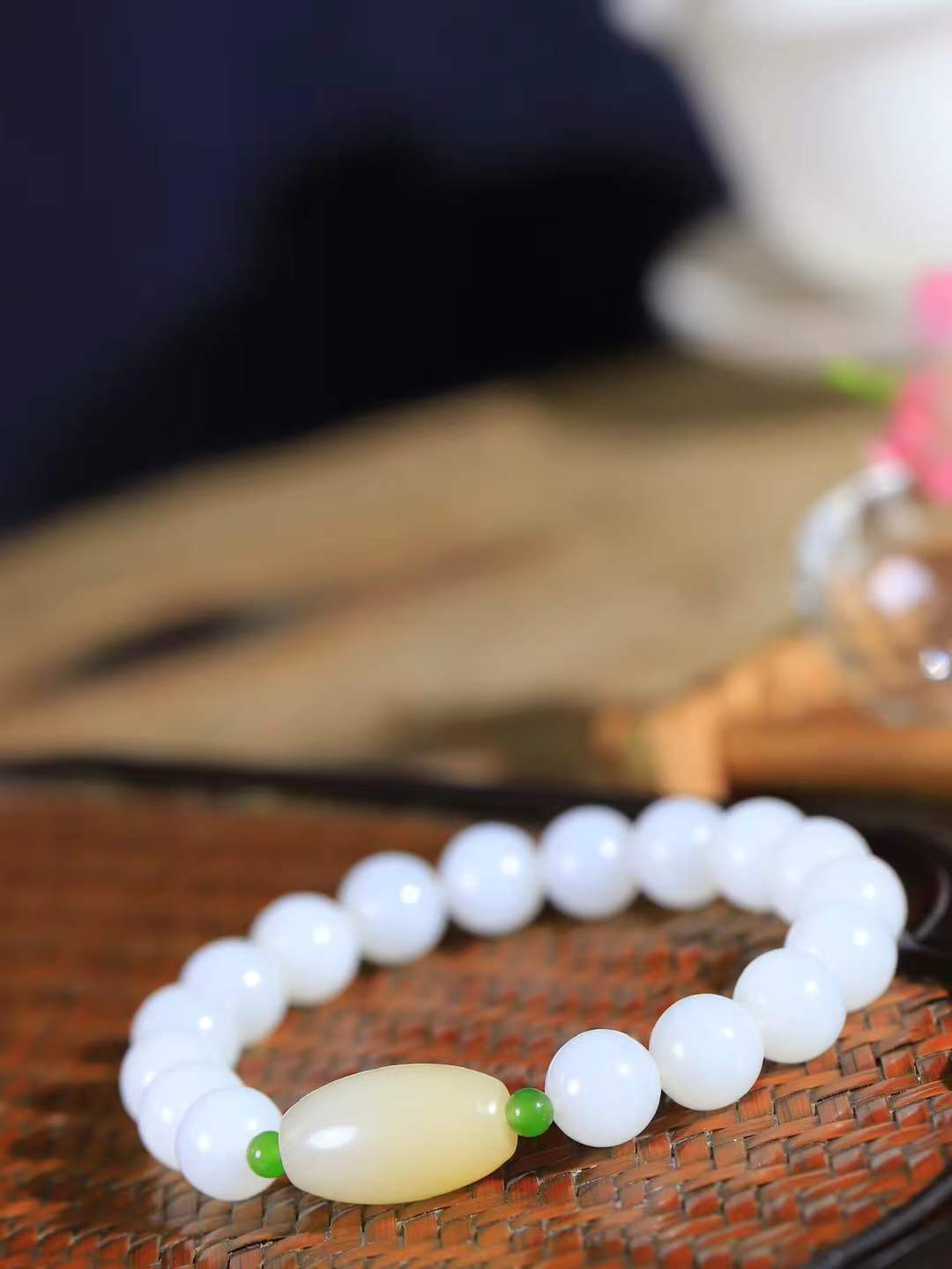 【珠圆玉润.手串】

精品️和田玉白玉珠圆玉润手串 玉质温润细腻  整串打磨圆润，佩戴舒适。珠珠落玉盘，间关莺语花底滑，一生美好时光，无论身在何处，都有它相伴相守。事事顺遂，幸福美满，吉祥如意。重30.5克 尺寸取一10mm  FDA-8826434