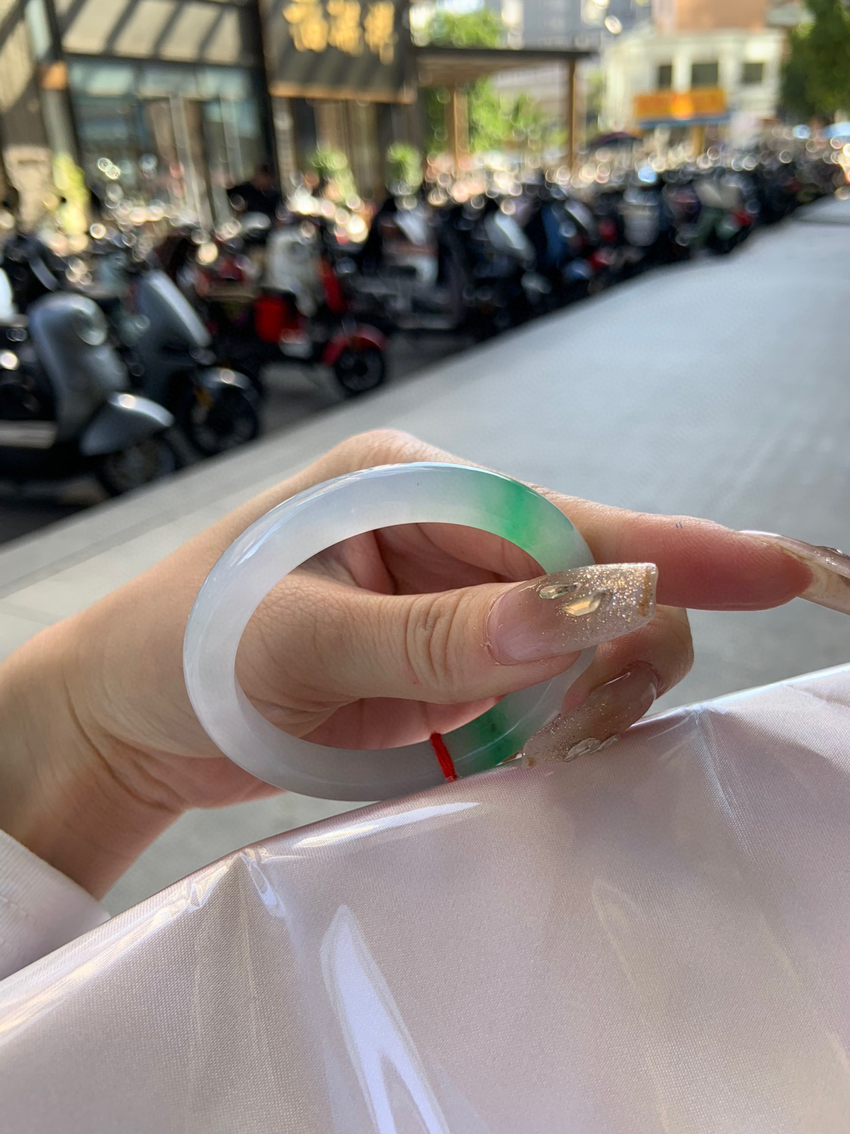 飘阳绿正圈
50.4-7.6-7.3
飘阳绿花，色泽鲜艳，有淡淡的紫底子干净细腻