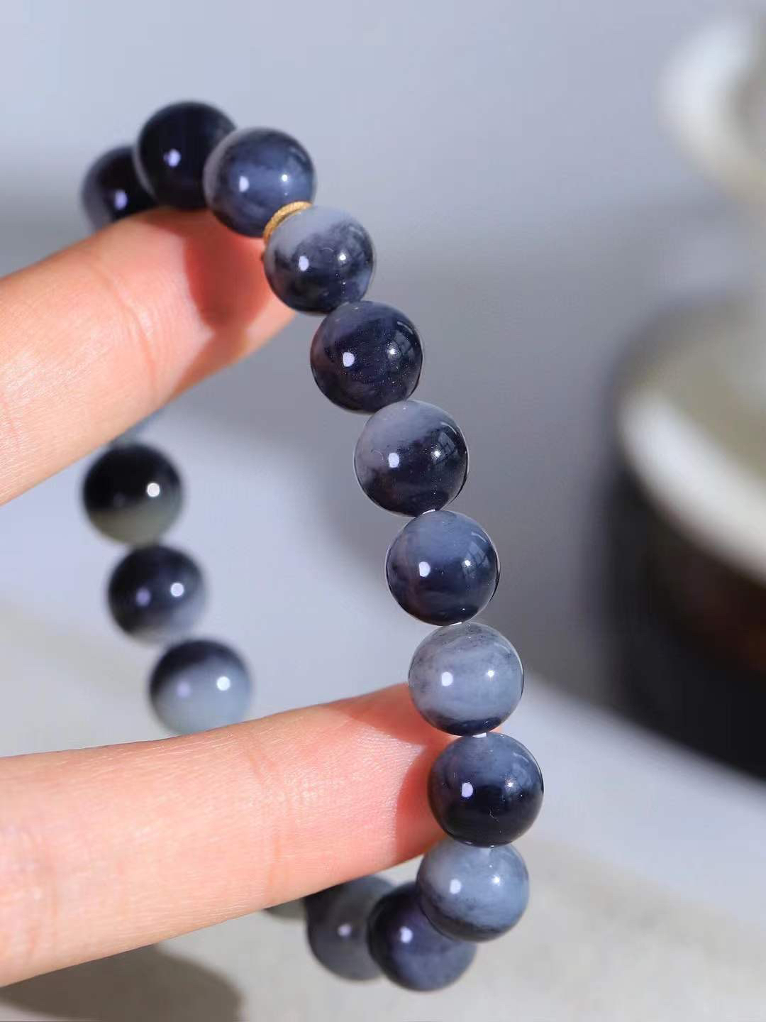 【籽.珠圆玉润.手串】

新疆和田青花籽料珠圆玉润手串 玉质温润细腻  整串打磨圆润，佩戴舒适。珠珠落玉盘，间关莺语花底滑，一生美好时光，无论身在何处，都有它相伴相守。事事顺遂，幸福美满，吉祥如意。重29.7克   尺寸取一10mm   FDL-78371733