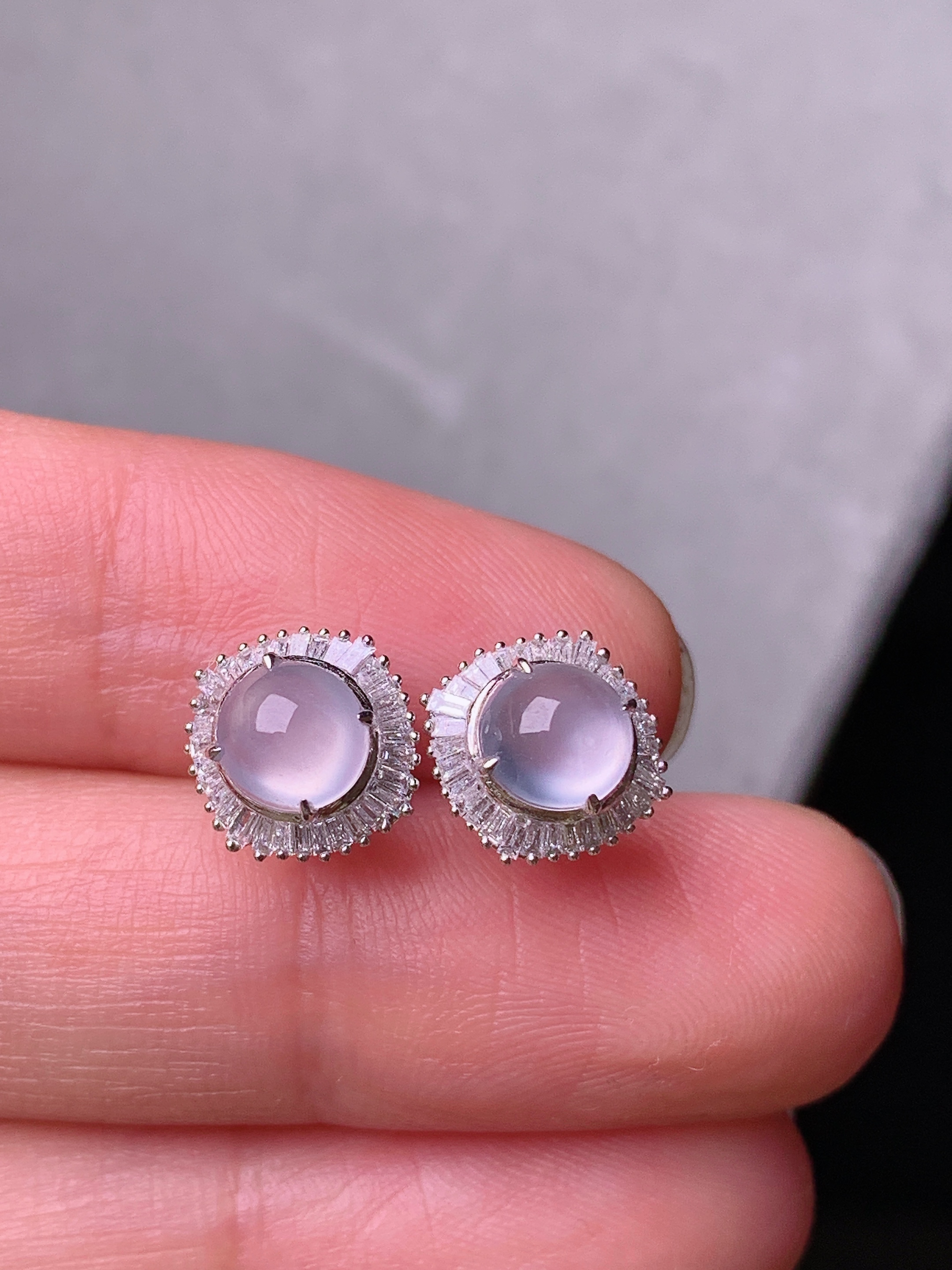 18k金钻镶嵌冰种蛋面耳钉 玉质细腻 色泽艳丽清新 水润亮眼 整体尺寸9.8*9.3*6.8t1