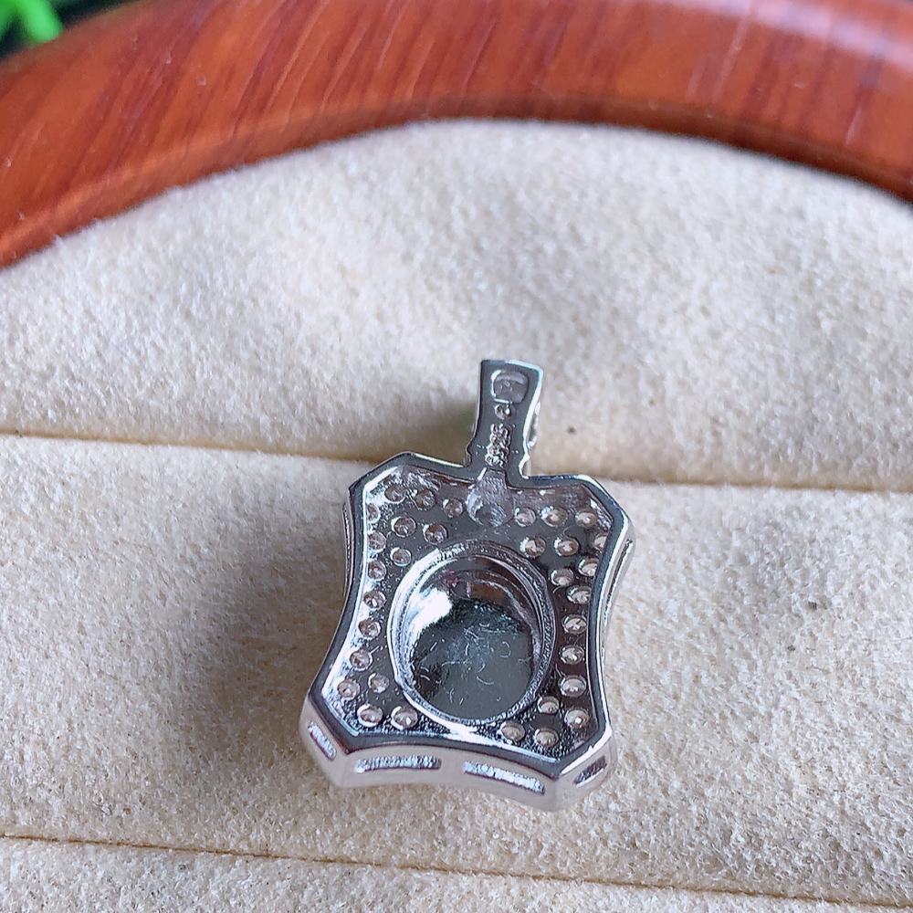 冰黄翡蛋面吊坠  玉质细润，翠绿色  沁人心脾 ，高档大气，镶嵌效果倍增，W815.15  整体尺寸：20.8-12.8-6.8mm  裸石尺寸：9-7.5mm