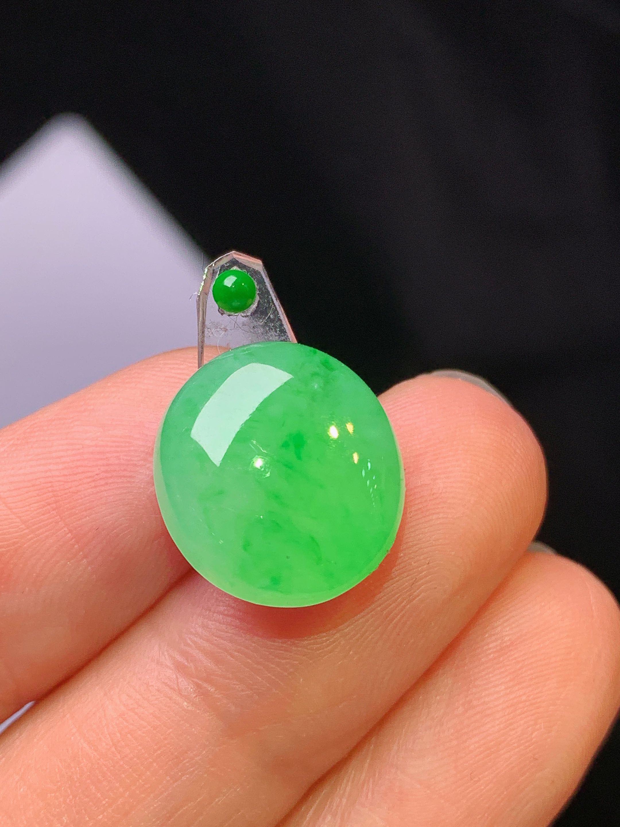 镶嵌款 翠绿蛋面吊坠 玉质细腻 色泽艳丽清新 水润亮眼 整体尺寸14.5*13.2*5.6*2x
