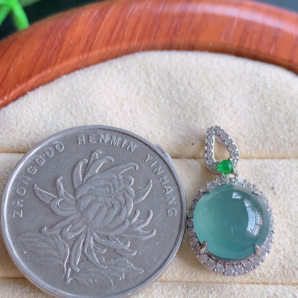 冰晴水蛋面吊坠  玉质细润，翠绿色  沁人心脾 ，高档大气，镶嵌效果倍增，W815.15  整体尺寸：22-12-7.2mm  裸石尺寸： 10mm