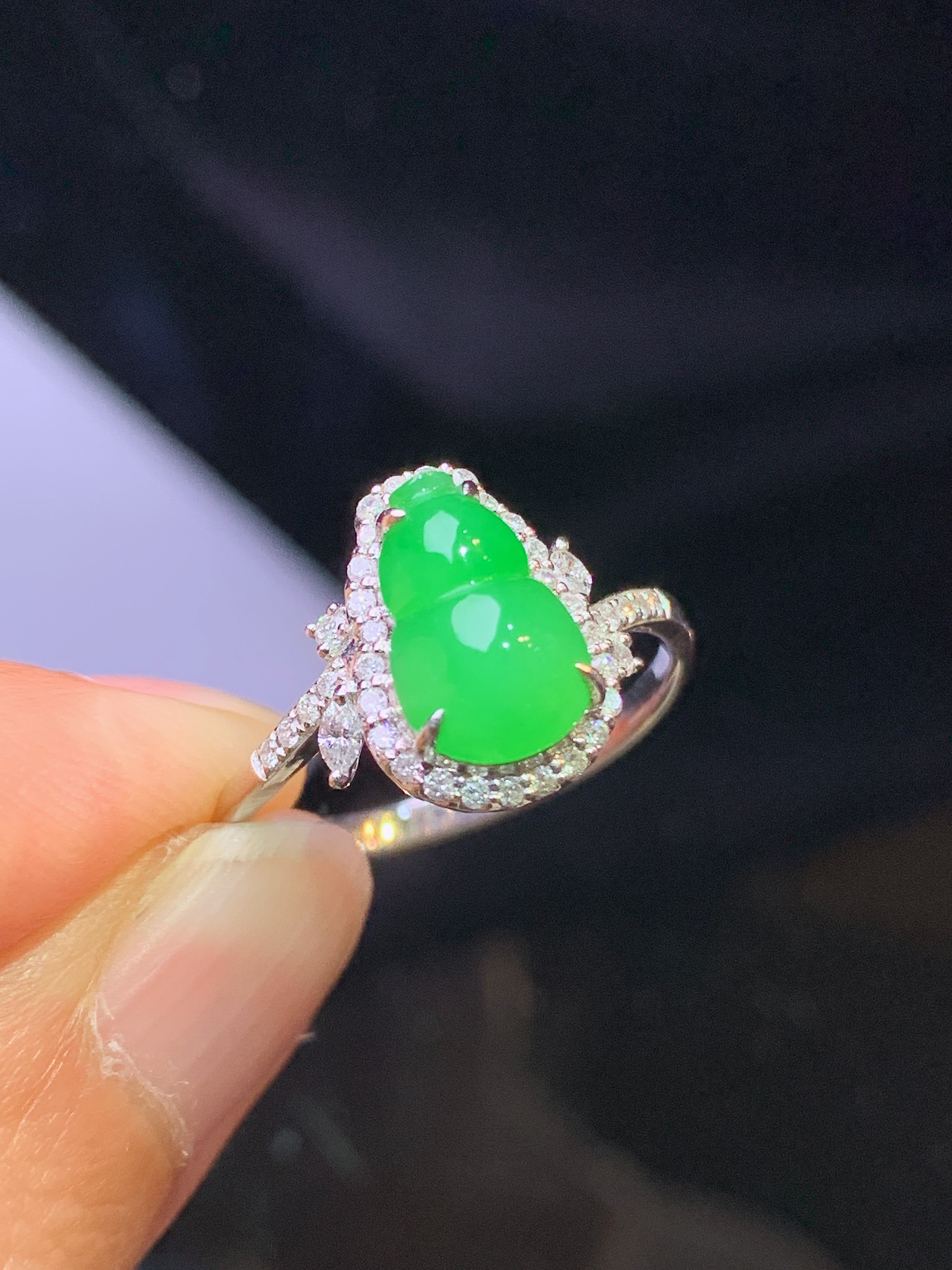 18k金钻镶嵌翠绿葫芦戒指 玉质细腻 色泽艳丽清新 水润亮眼 圈口14 整体尺寸12.2*11.8*