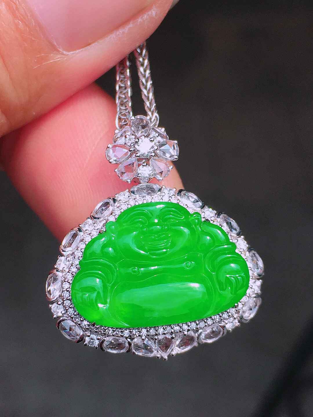 阳绿佛公吊坠，色泽均匀艳丽，玉质细腻，荧光感超
强，饱满圆润，尽显优雅气质，18k
金豪华镶嵌