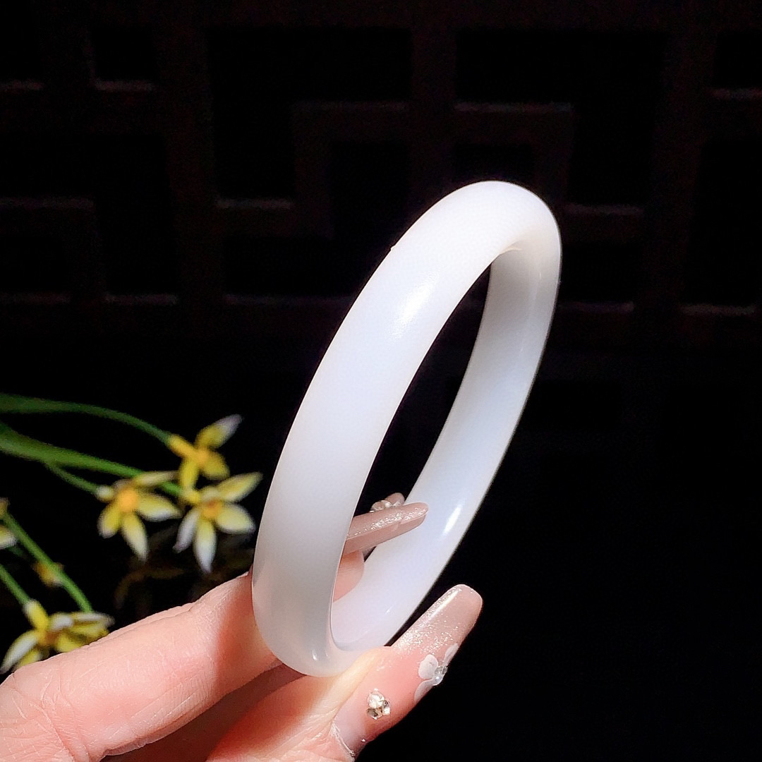 和田玉62圈口羊脂白手镯！玉质细腻油润 底色纯净 无裂无杂 脂粉好，品质好！