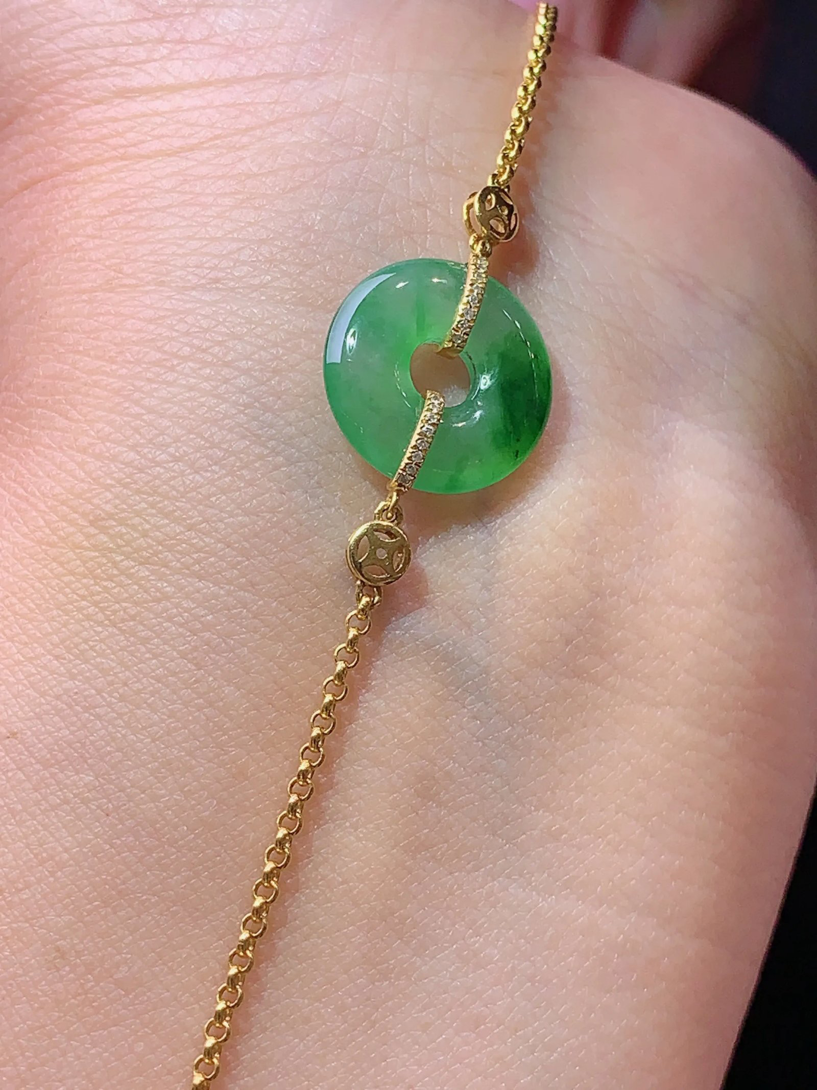 18k金镶嵌飘绿平安扣手链 玉质细腻 色泽艳丽 整体尺寸13.5*3.2m1