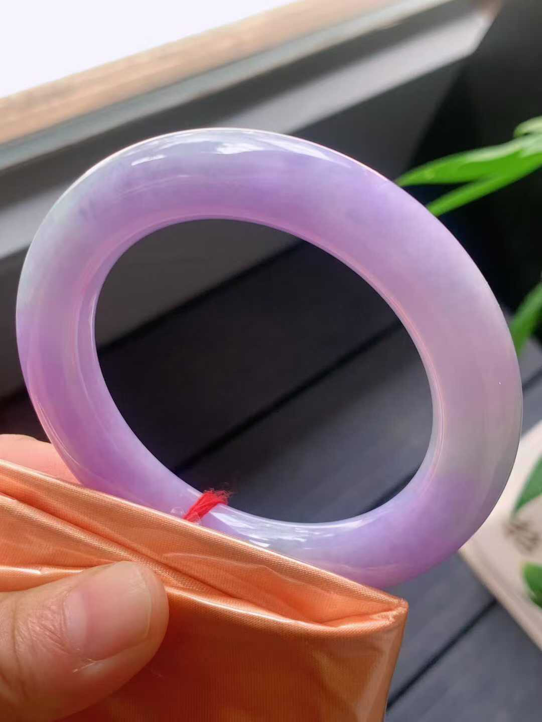 【翡翠名称】老种紫罗兰54.3圈口圆条手镯
【翡翠尺寸】54.3/11.6/11.6mm适合53.3-55.5正圈口佩戴
【翡翠描述】宝贝种老水足，玉质细腻，色泽靓丽，性价比高，佩戴效果好！
【其它赠送】权威证书/精美挂绳盒子/支持全国复检