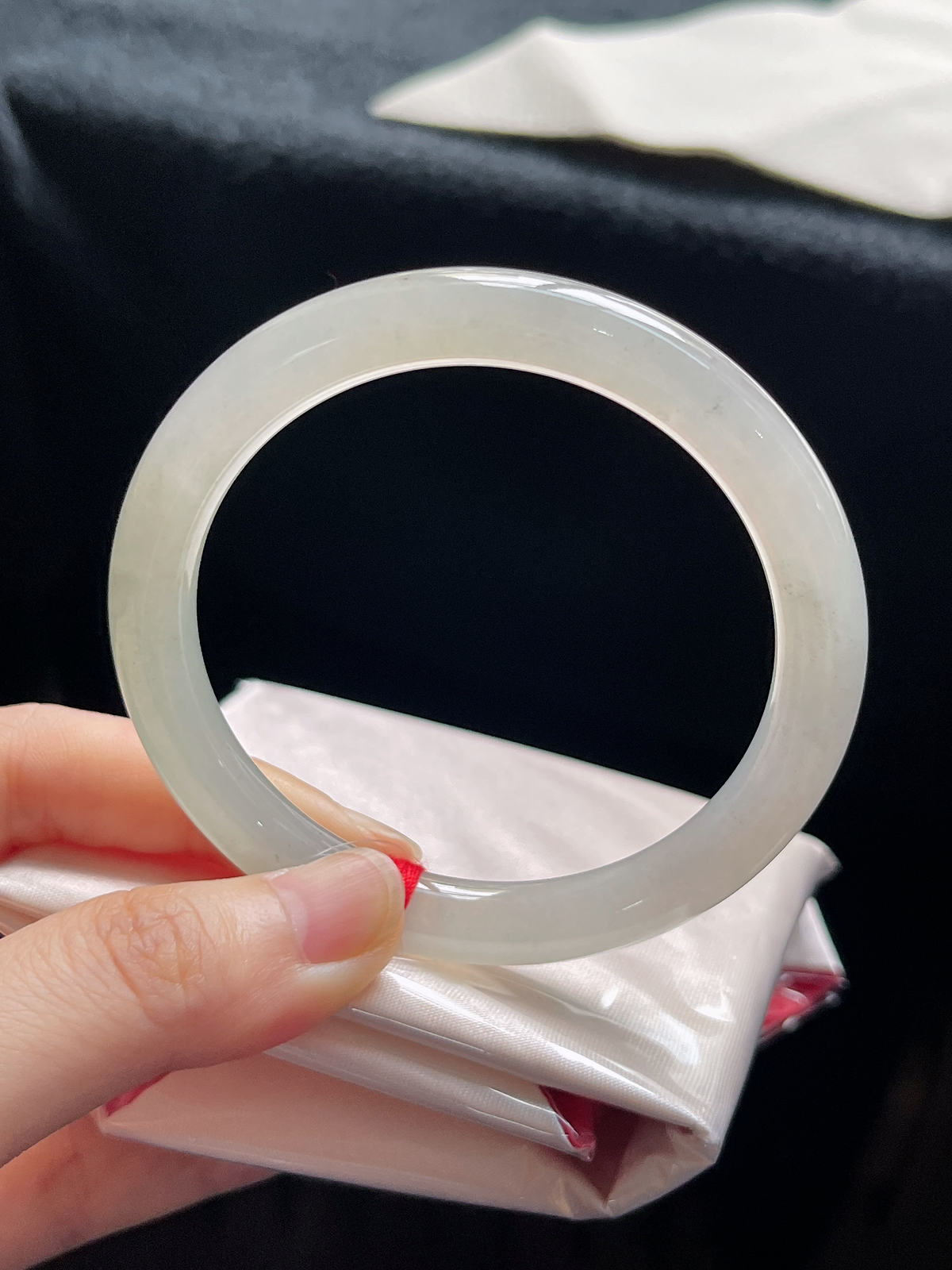 圆镯55.4圈口，翡翠冰糯种淡绿色手镯