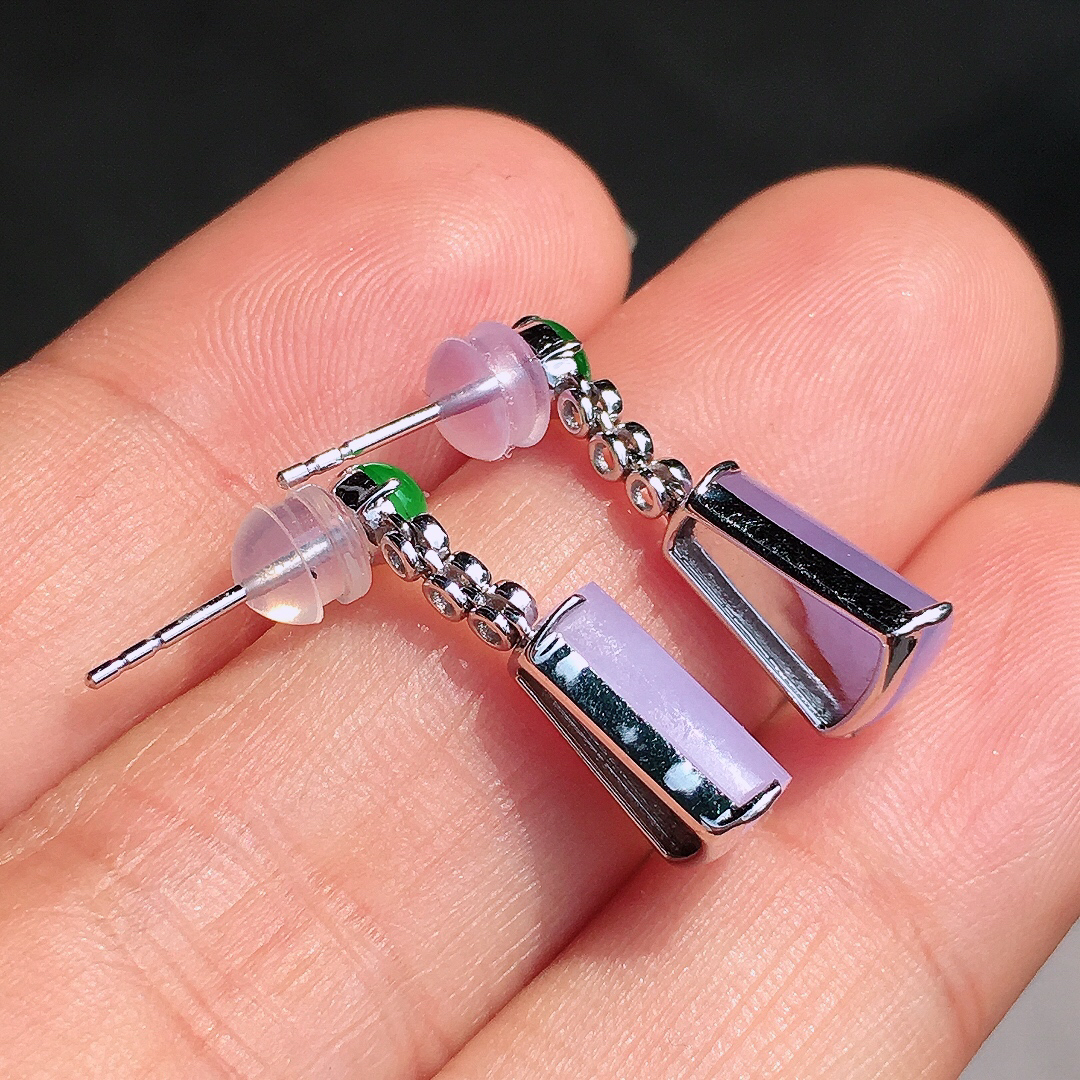 （紫+绿）二合一耳坠，色泽均匀艳丽，玉质细腻，荧光感超
强，饱满圆润，尽显优雅气质，18k
金豪华镶嵌