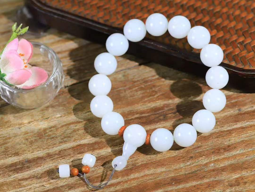 【珠圆玉润.手串】

精品️和田玉白玉珠圆玉润手串 玉质温润细腻  整串打磨圆润，佩戴舒适。珠珠落玉盘，间关莺语花底滑，一生美好时光，无论身在何处，都有它相伴相守。事事顺遂，幸福美满，吉祥如意。重51克 尺寸取一12.5mm  FDA-2210833
