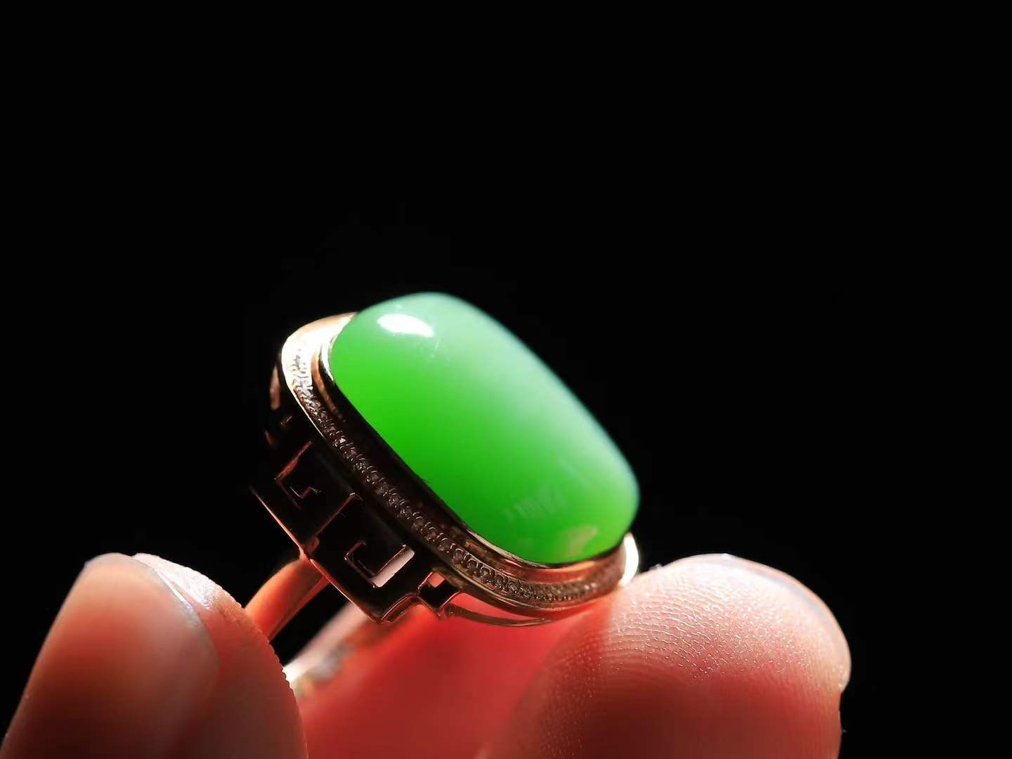 【金镶玉.戒指】

精品和田玉碧玉猫眼18k金戒指 玉质细腻温润 油性十足 ，不论时光如何流转变化，这枚戒指始终闪耀着最初的光芒。精工镶嵌18K金 （保真金 可检测贵金属18K金） 重5.6克 内径16.8mm尺寸16.2-14.1mm 55361733T