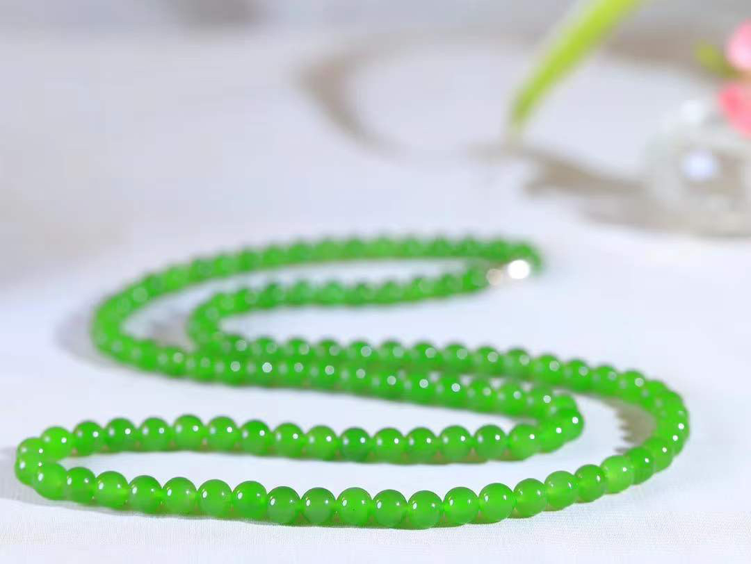 【珠圆玉润.项链】

精品和田玉碧玉珠圆玉润项链 玉质温润细腻  整串打磨圆润，佩戴舒适。珠珠落玉盘