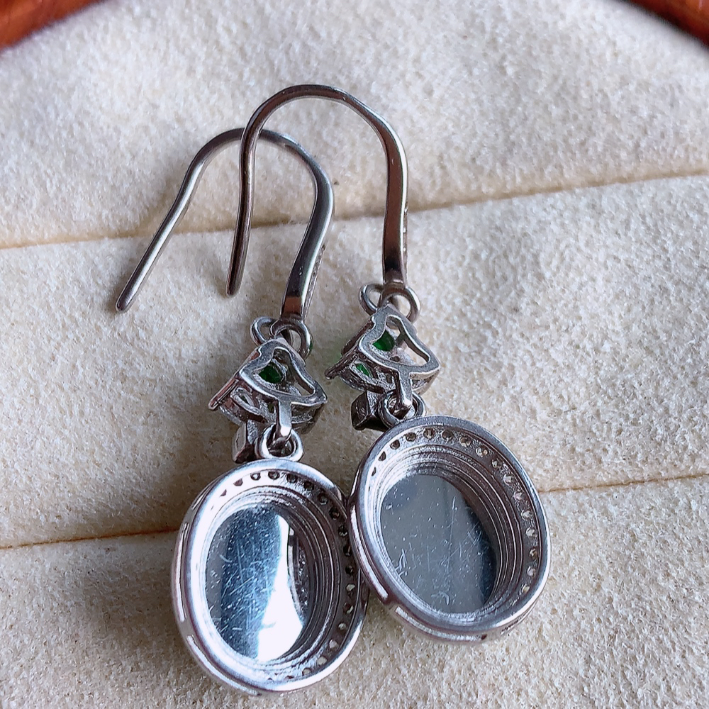 冰润满绿翡翠925银镶嵌耳钉，自然光实拍，翠色灵动，颜色漂亮，种老水足，品相佳，佩戴佳品！W815.15  取一整体尺寸：22-10.5-6mm  裸石尺寸：10-8mm