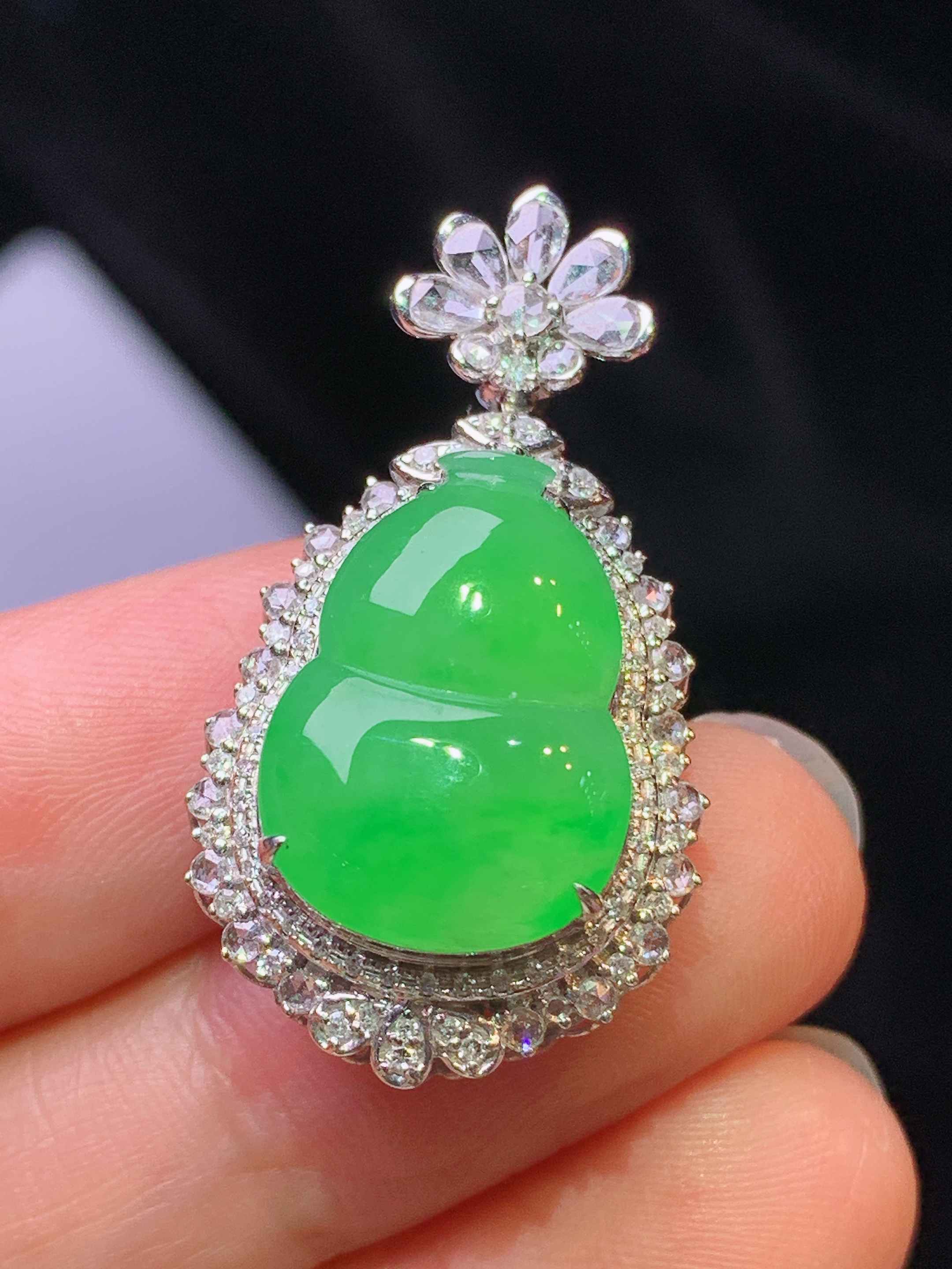 18k金钻镶嵌翠绿葫芦吊坠 玉质细腻 色泽艳丽清新 水润亮眼 整体尺寸32.2*17.8*12.2y4