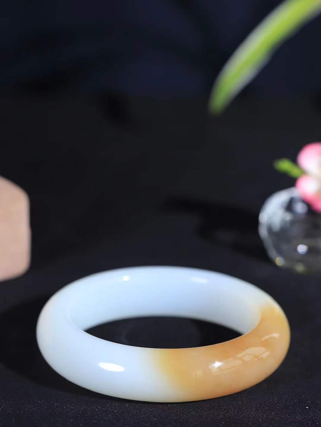 【暖玉生香·手镯】

精品和田玉糖白玉手镯，质地油润细腻，色泽高贵典雅，镯型古朴典雅。在诗情画意的