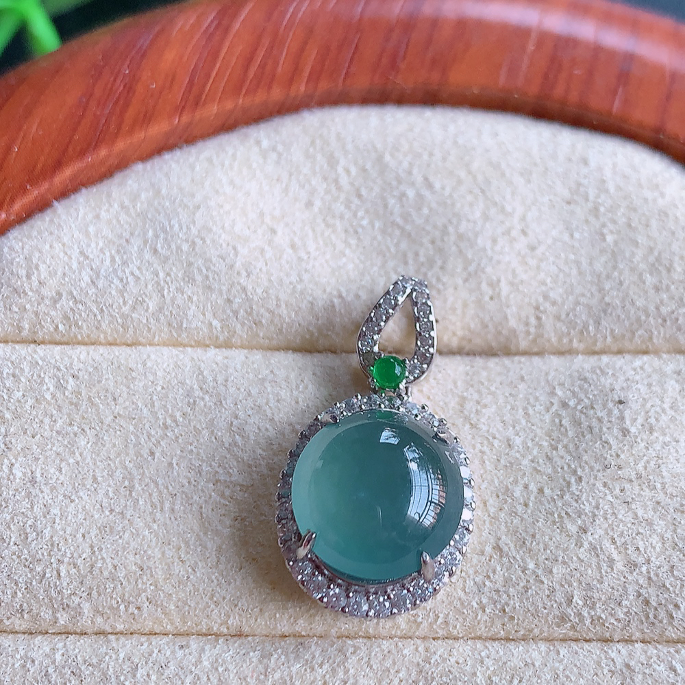 冰晴水蛋面吊坠  玉质细润，翠绿色  沁人心脾 ，高档大气，镶嵌效果倍增，W815.15  整体尺寸：22-12-7.2mm  裸石尺寸： 10mm