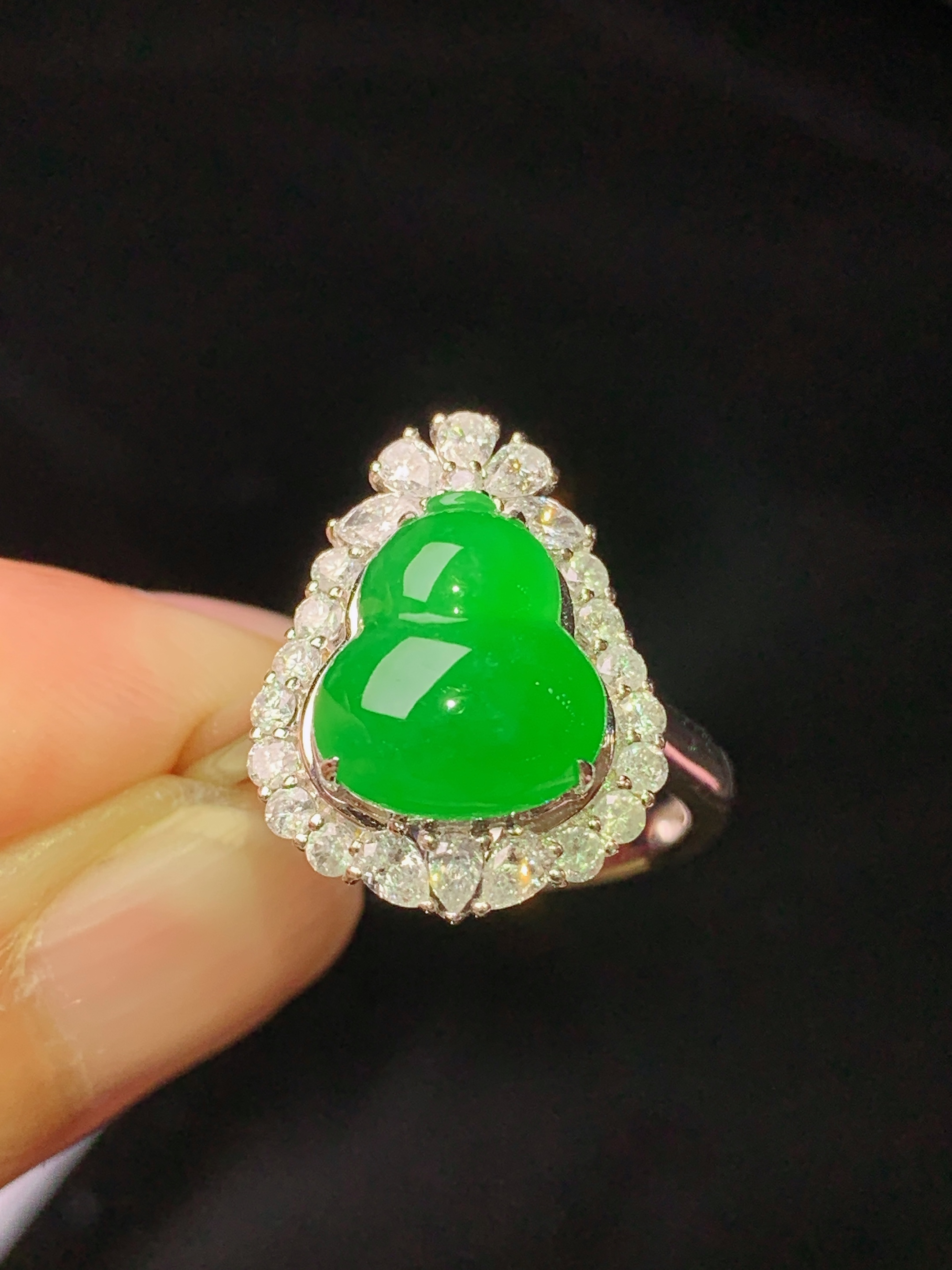 18k金钻镶嵌满绿葫芦戒指 玉质细腻 色泽艳丽清新 水润亮眼 圈口13.5 整体尺寸17*13.3*9h1