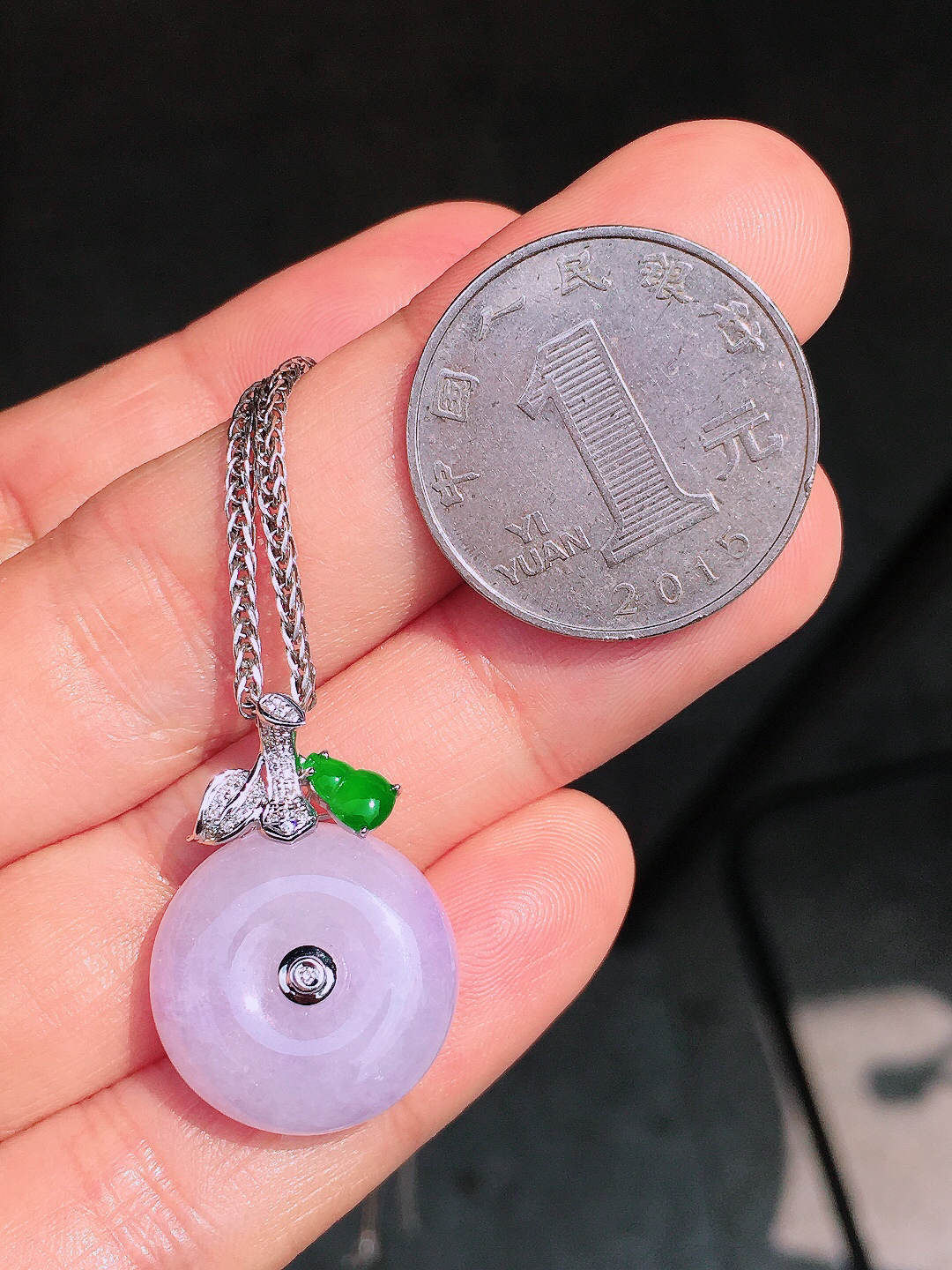 淡紫罗兰平安扣吊坠，色泽均匀艳丽，玉质细腻，荧光感超
强，饱满圆润，尽显优雅气质，18k
金豪华镶嵌