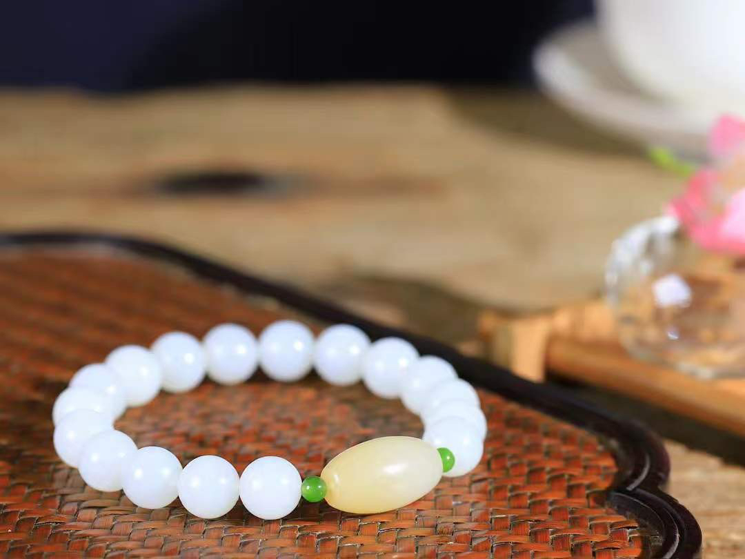 【珠圆玉润.手串】

精品️和田玉白玉珠圆玉润手串 玉质温润细腻  整串打磨圆润，佩戴舒适。珠珠落