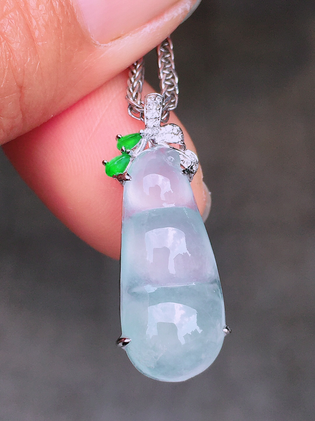 冰种福豆吊坠，玉质细腻，荧光感超
强，饱满圆润，尽显优雅气质，18k
金豪华镶嵌