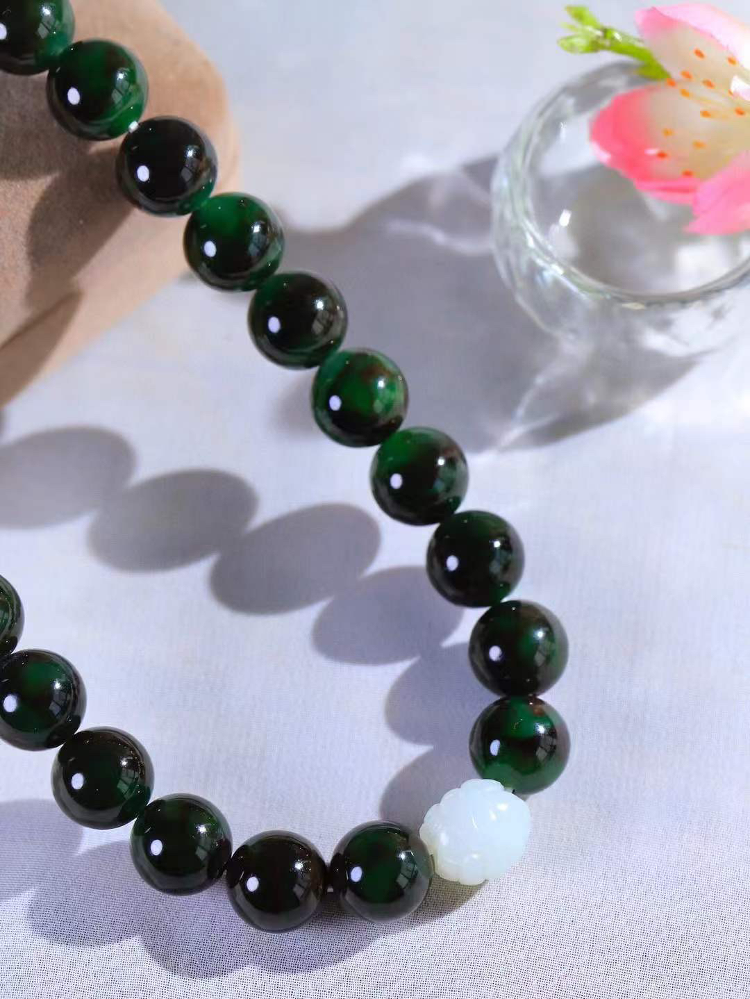 （珠圆玉润.手持)

精品和田玉碧玉圆珠手持 也可多多圈手串，质地温润灵动 有波光潋滟，也有梦幻清韵。行走于市井的喧嚣，相顾不言，便得清欢。重95克 尺寸取一12mm  FDL-11351733