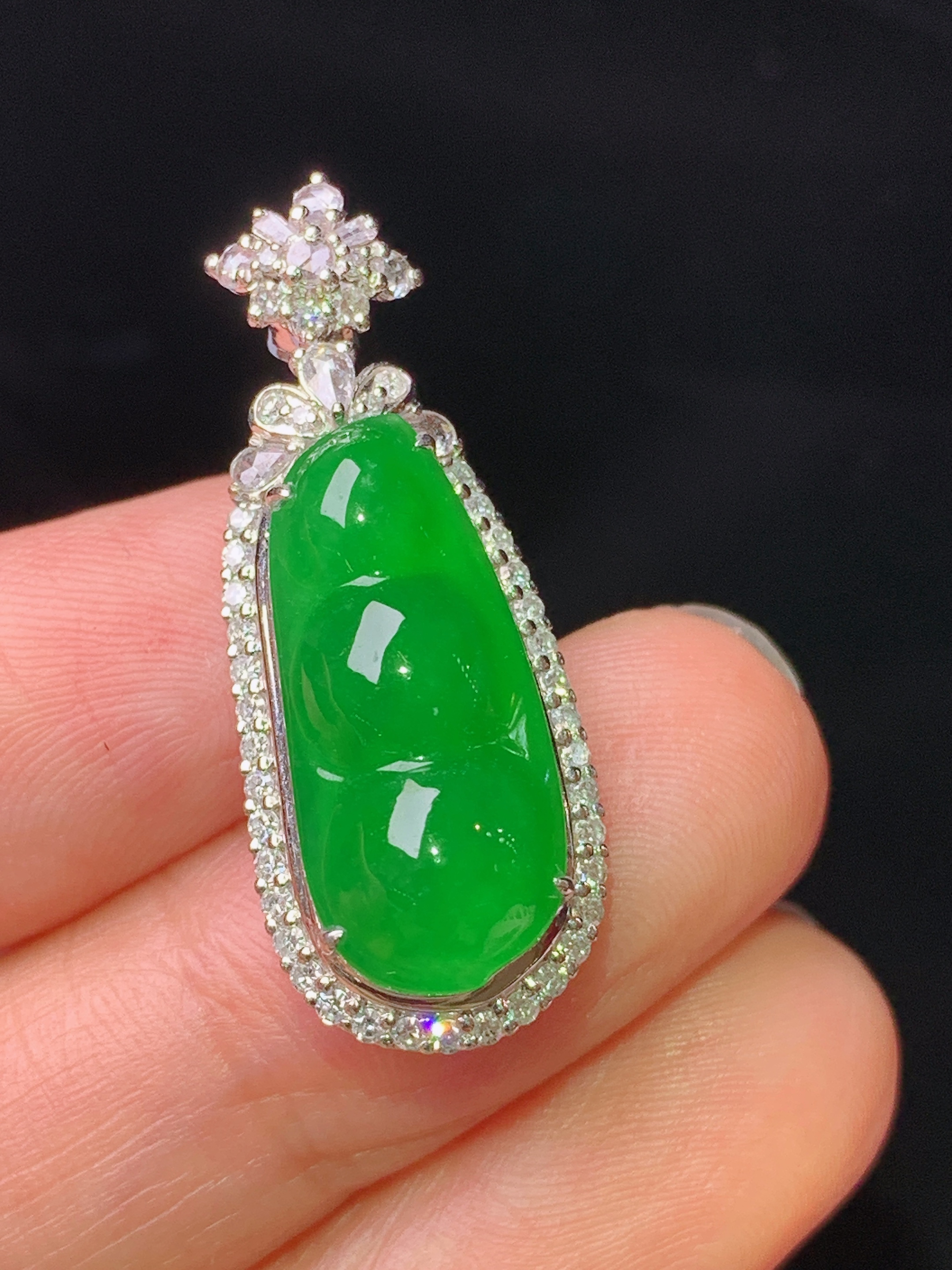 18k金钻镶嵌满绿四季豆吊坠 玉质细腻 色泽艳丽清新 水润亮眼 整体尺寸31*12*9.5h1