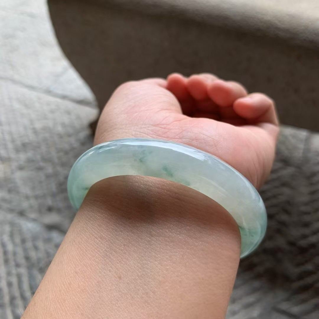 飘绿花正圈手镯尺寸56*11.3*8.8 老种通透，温润柔和，水润光泽，绿花鲜亮，灵动清雅！