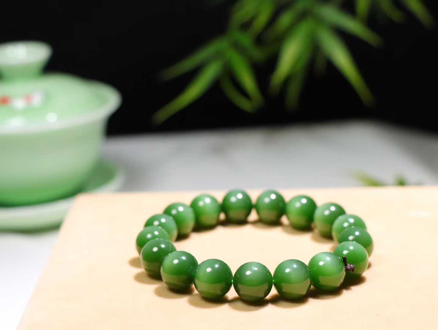 【珠圆玉润】

精品️和田玉碧玉猫眼圆珠手串，天然纯净，玉质细腻，圆润如珠，佩戴于腕间，尽显高贵气质。无论是日常搭配还是重要场合，都是您优雅风范的点睛之笔。
重46.6克  尺寸取一12mm 25821211107O