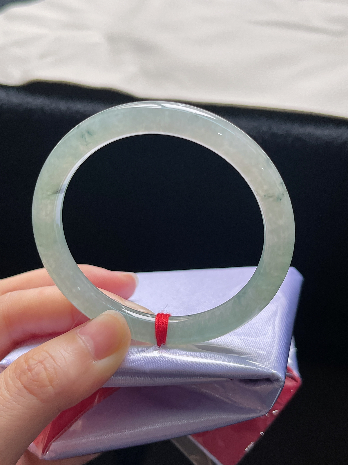 圆镯52.3圈口，翡翠冰糯种淡绿色手镯