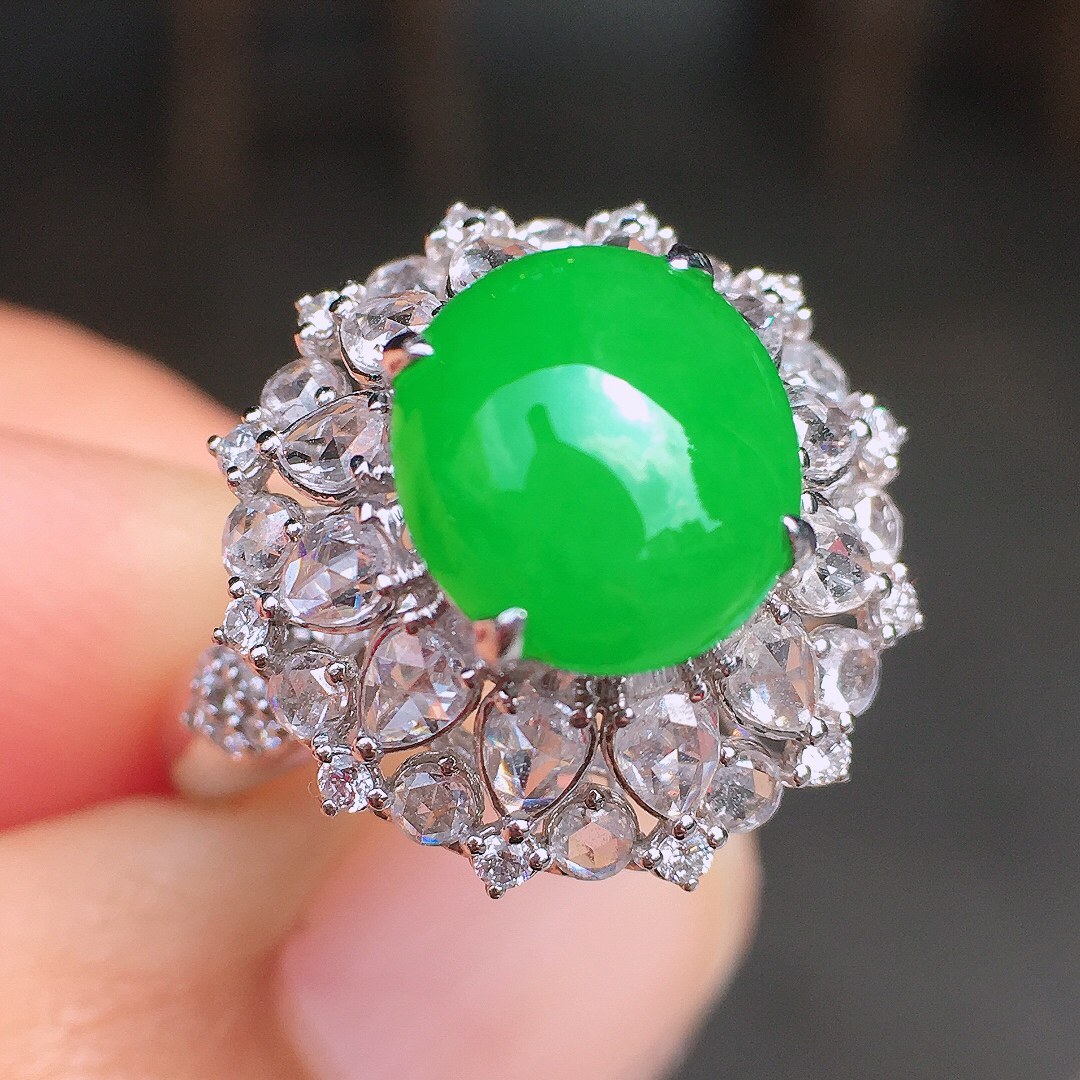 阳绿蛋面戒指，色泽均匀艳丽，玉质细腻，荧光感超
强，饱满圆润，尽显优雅气质，18k
金豪华镶嵌