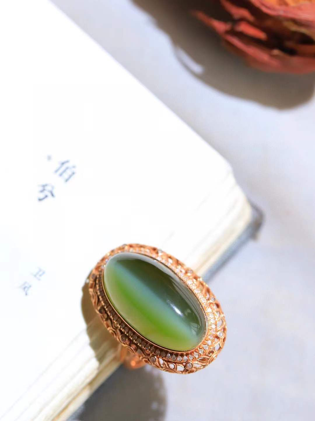 【金镶玉.戒指】

精品和田玉碧玉猫眼18k金戒指 玉质细腻温润 油性十足 ，不论时光如何流转变化，这枚戒指始终闪耀着最初的光芒。精工镶嵌18K金 （保真金 可检测贵金属18K金） 重5.4克 内径17mm尺寸20.3-10.8mm 55361733T