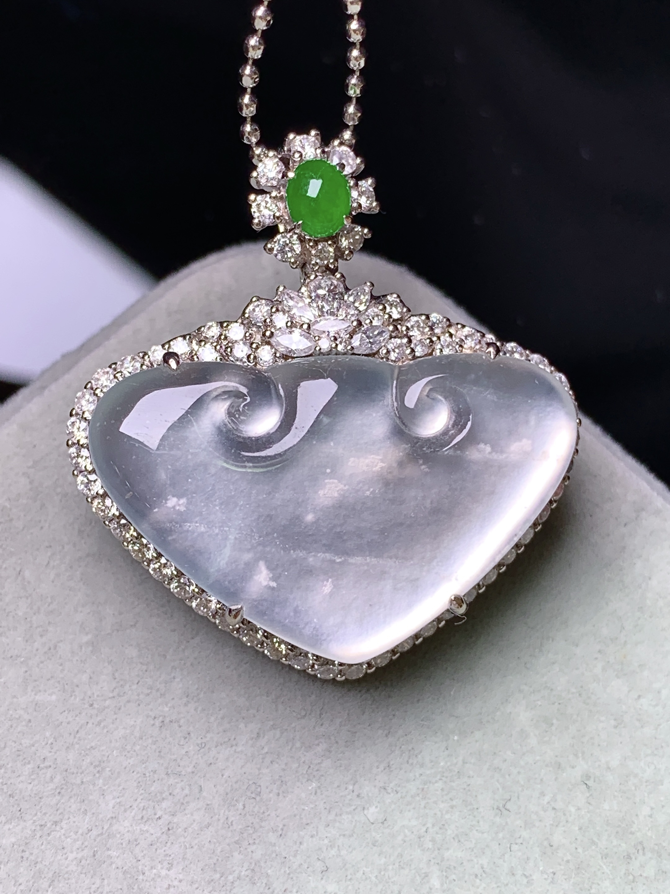 18k金钻镶嵌冰种如意头吊坠 玉质细腻 色泽艳丽清新 水润亮眼 整体尺寸29*27.7*8.2m4