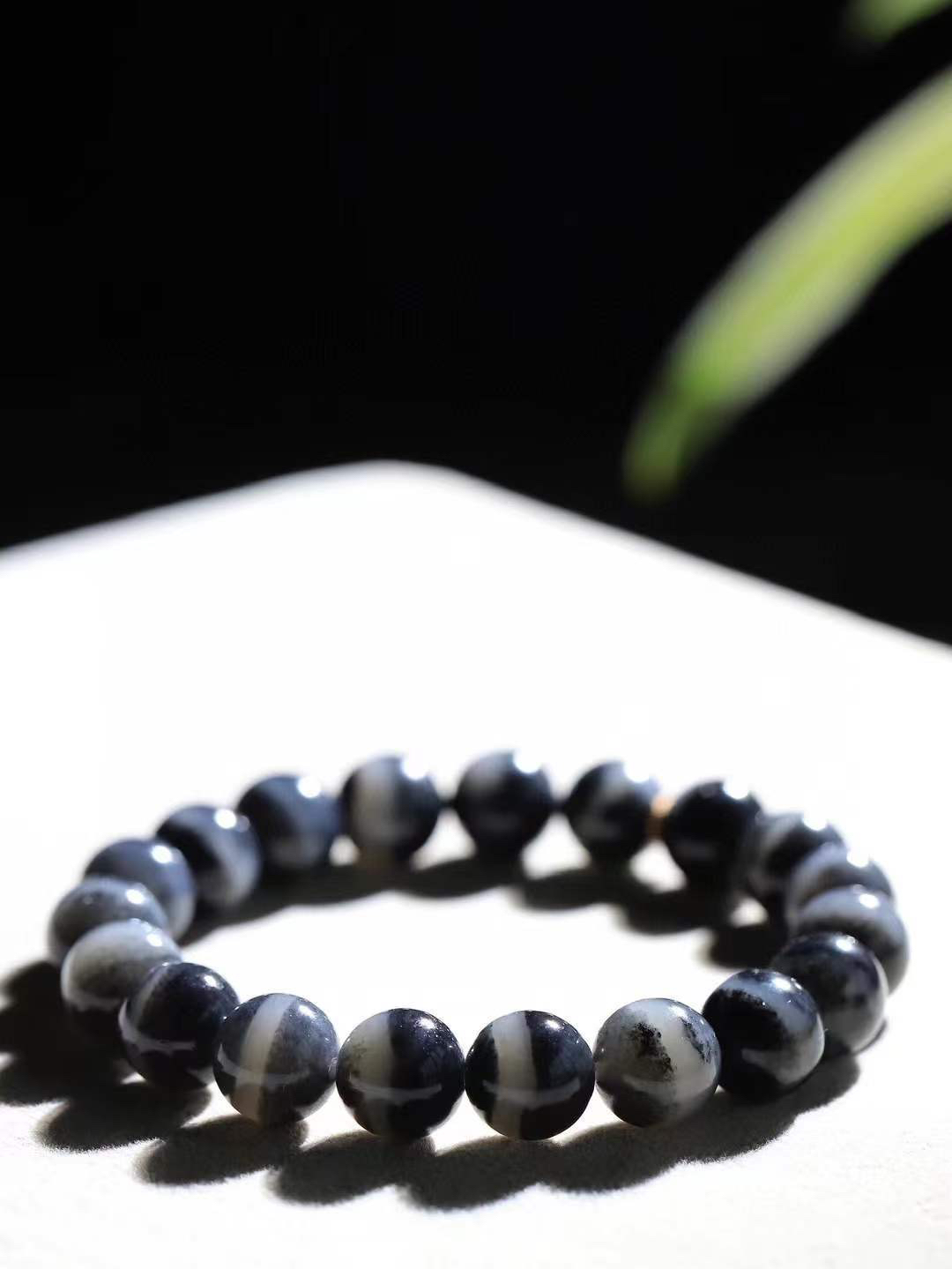 【籽.珠圆玉润.手串】

新疆和田青花籽料珠圆玉润手串 玉质温润细腻  整串打磨圆润，佩戴舒适。珠珠落玉盘，间关莺语花底滑，一生美好时光，无论身在何处，都有它相伴相守。事事顺遂，幸福美满，吉祥如意。重29.7克   尺寸取一10mm   FDL-78371733