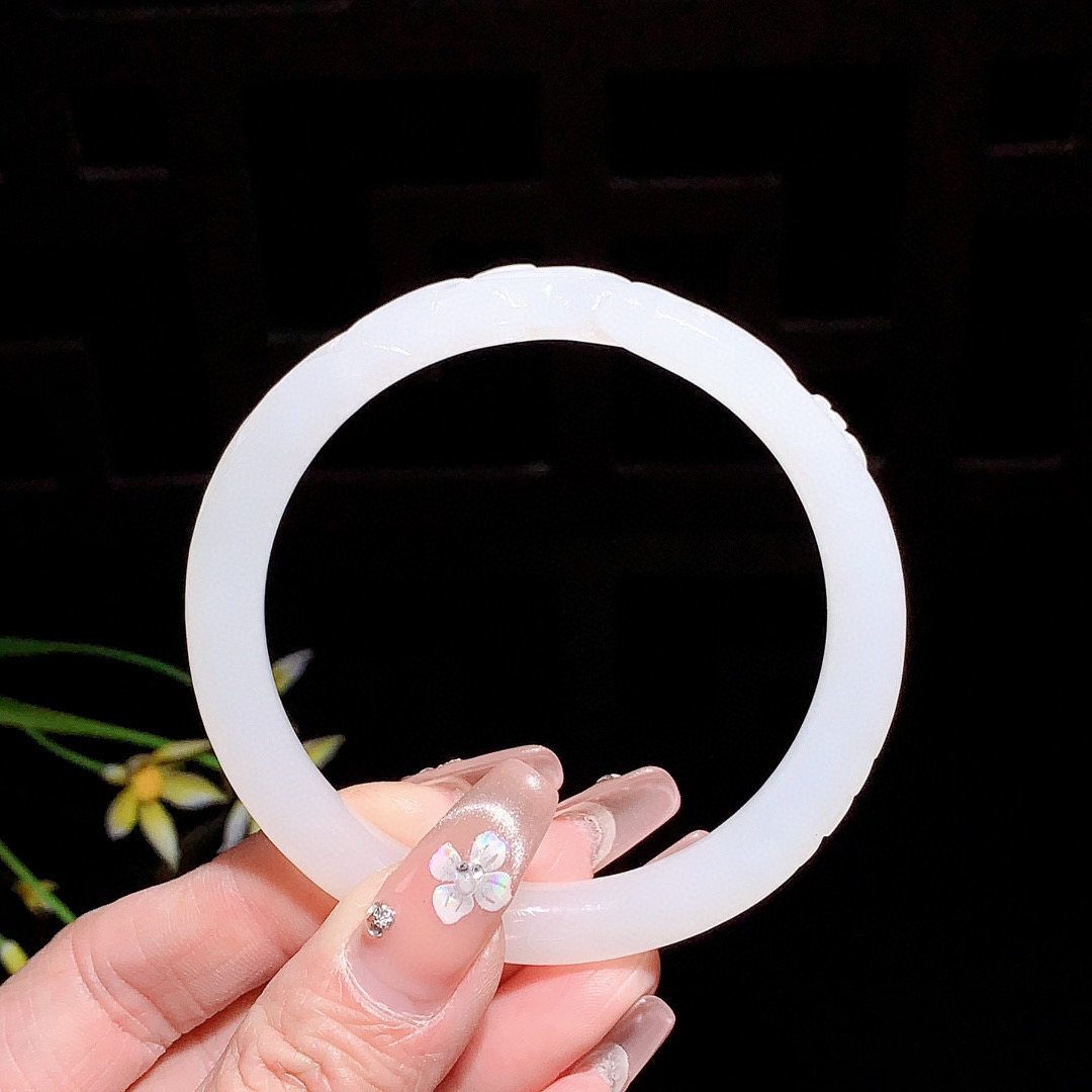 和田玉58.6圈口羊脂白雕花手镯！玉质细腻油润 底色纯净 无裂无杂 脂粉好，品质好