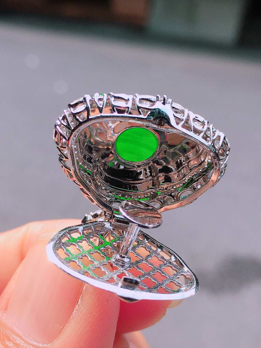 阳绿佛公吊坠，色泽均匀艳丽，玉质细腻，荧光感超
强，饱满圆润，尽显优雅气质，18k
金豪华镶嵌