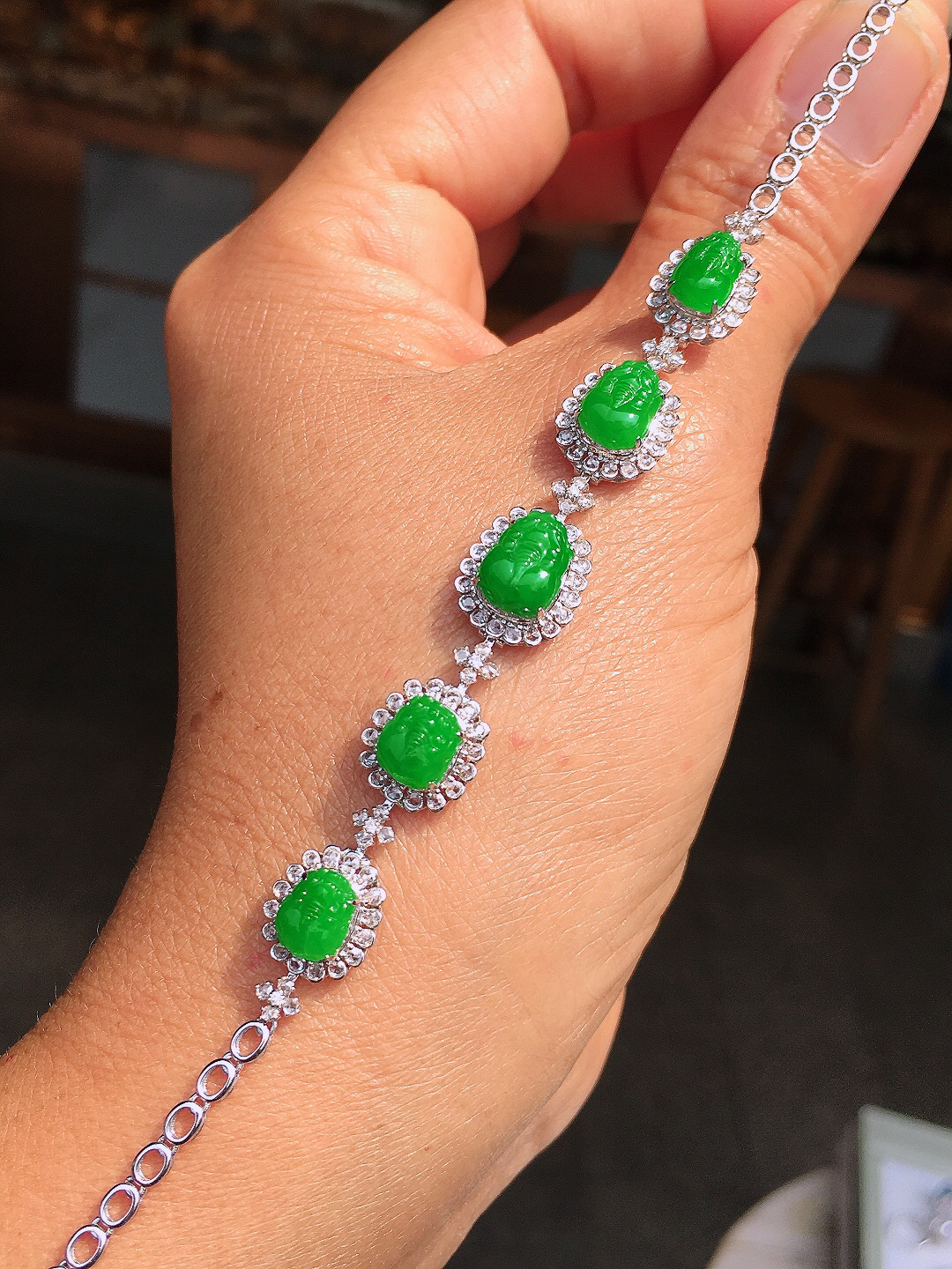 阳绿貔貅手链，色泽均匀艳丽，玉质细腻，荧光感超
强，饱满圆润，尽显优雅气质，18k
金豪华镶嵌