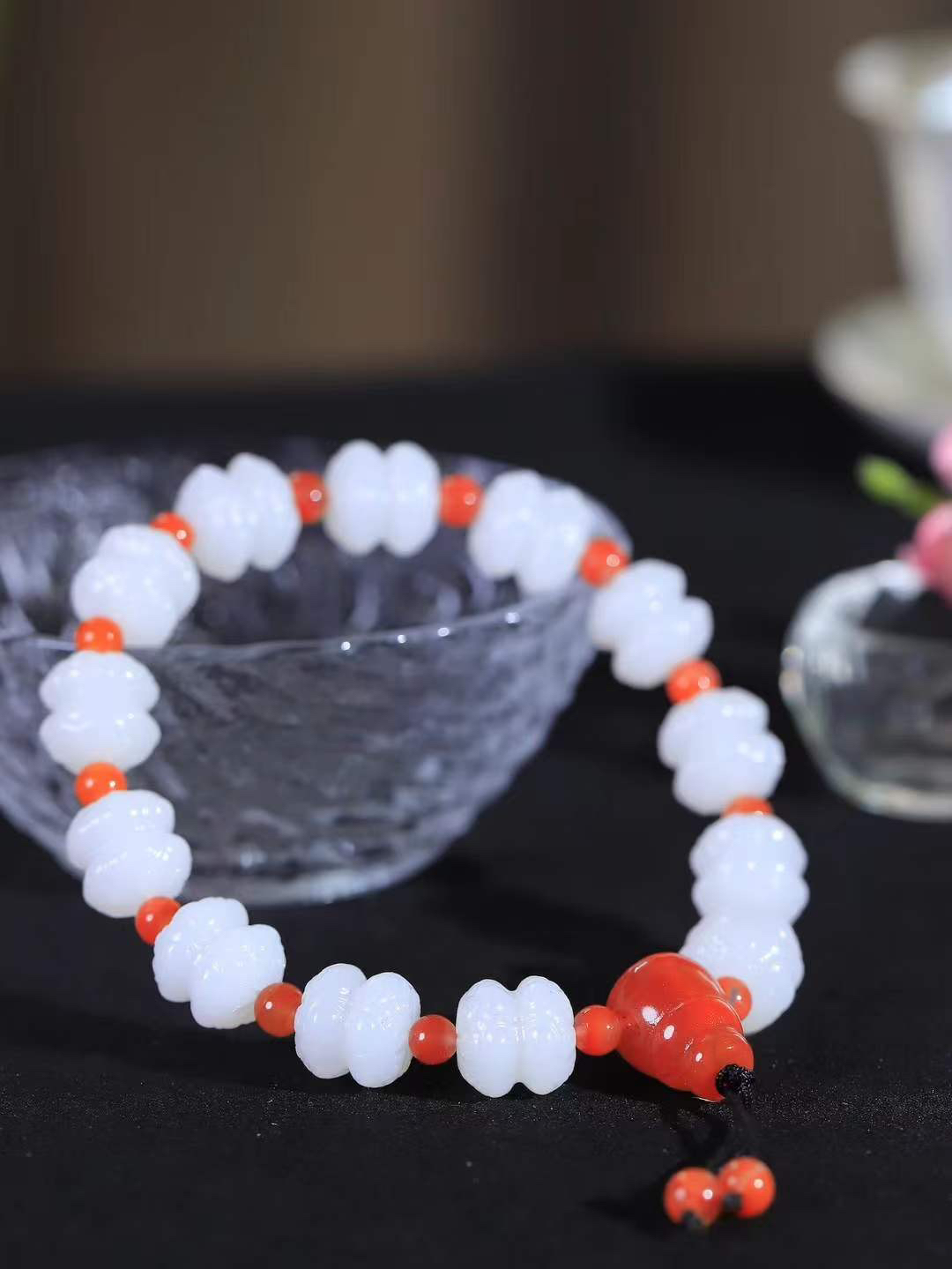 【莲花.手串】

精品和田玉白玉莲花手串，器形优雅，小巧精致，翠色浓郁，玉质细腻油润、手感上佳，颗颗精雕莲花，将荷花出淤泥而不染，濯清涟而不妖的气韵，刻画的淋漓尽致。尺寸取一11.7-12mm，重42.5克 FDA-3615820