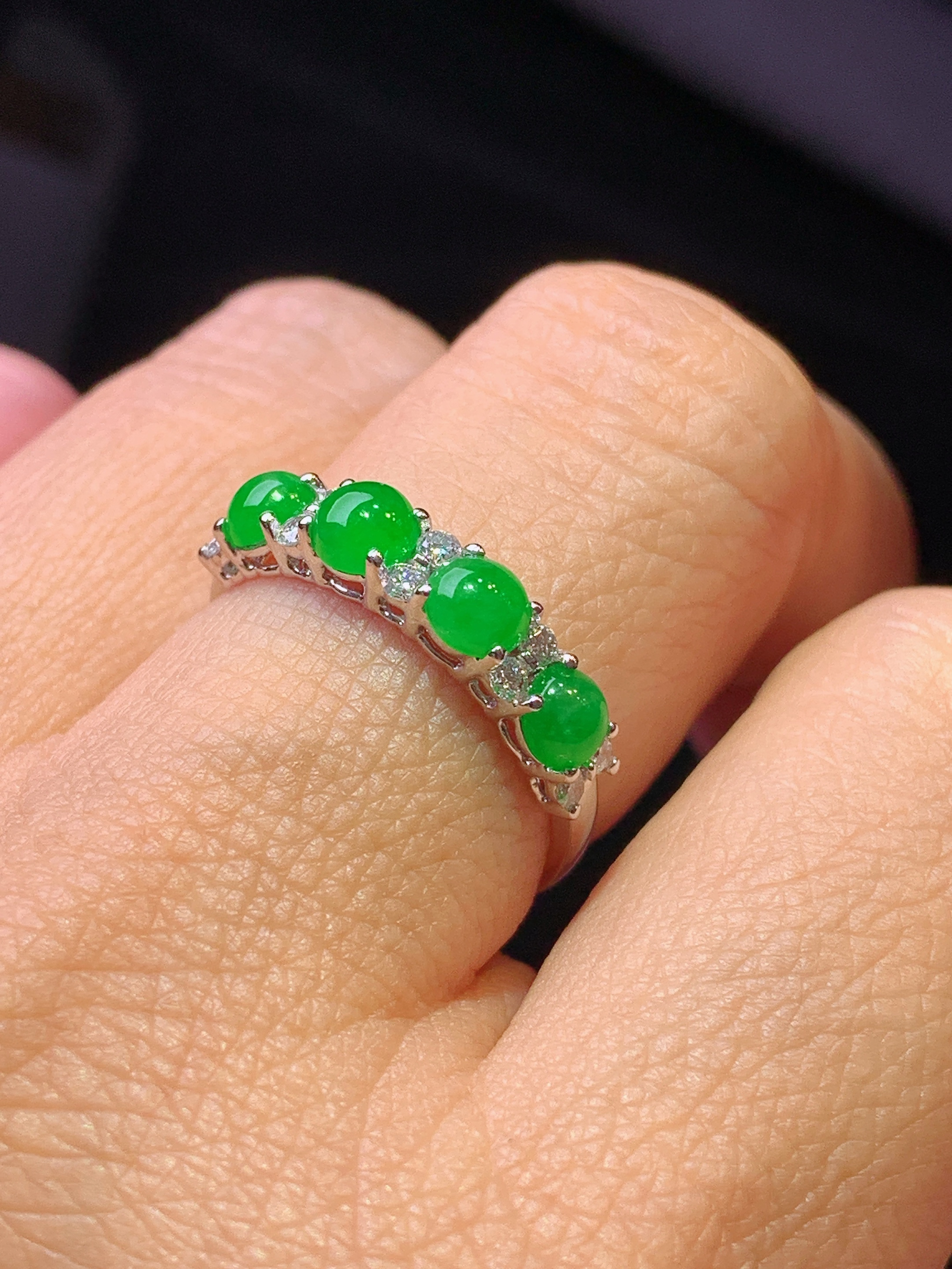 18k金钻镶嵌满绿蛋面戒指 玉质细腻 色泽艳丽清新 水润亮眼 圈口13.5 整体尺寸4*2.2