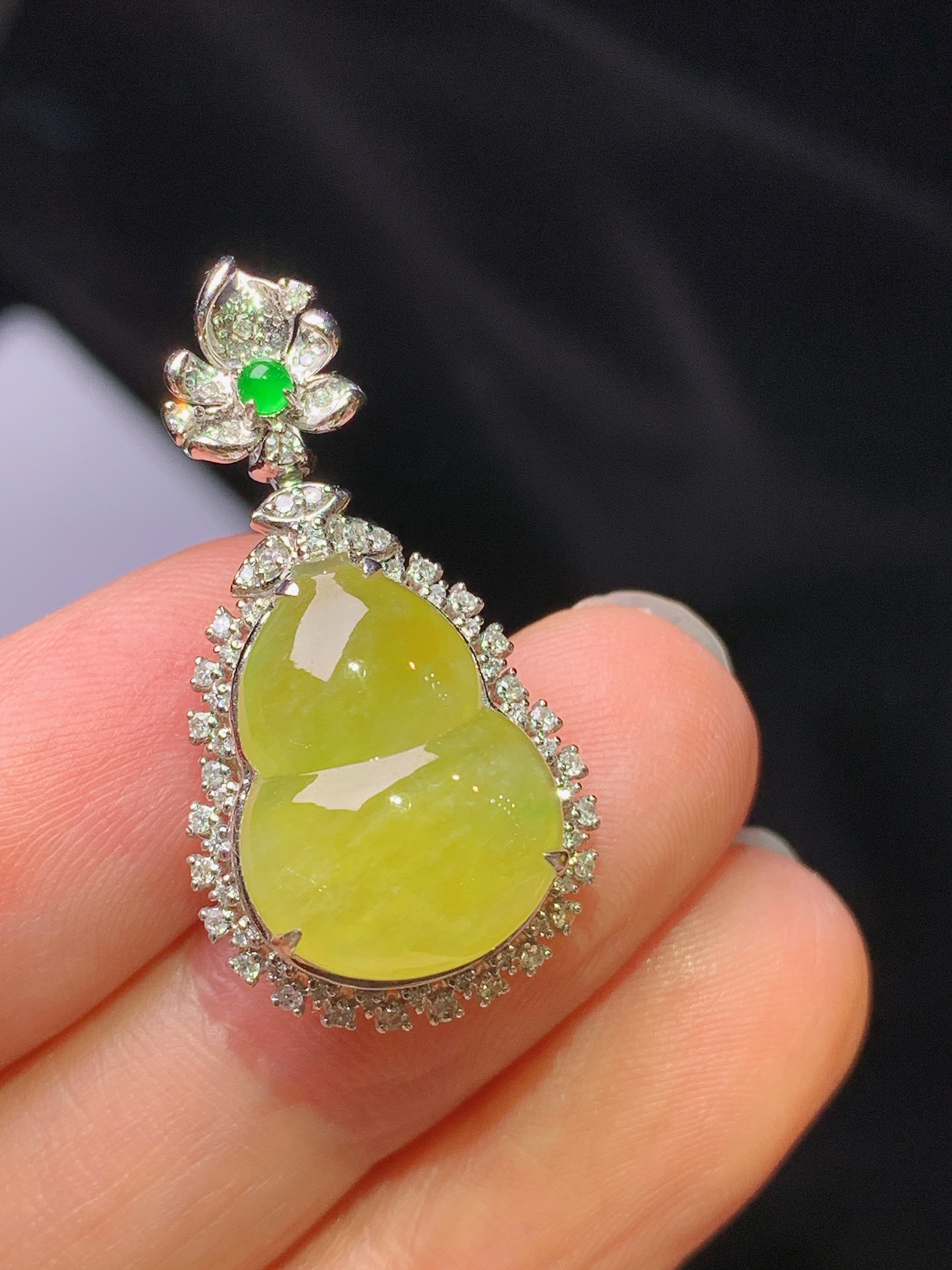 18k金钻镶嵌黄翡葫芦吊坠 玉质细腻 色泽艳丽清新 水润亮眼 整体尺寸29.3*15.3*10.8y