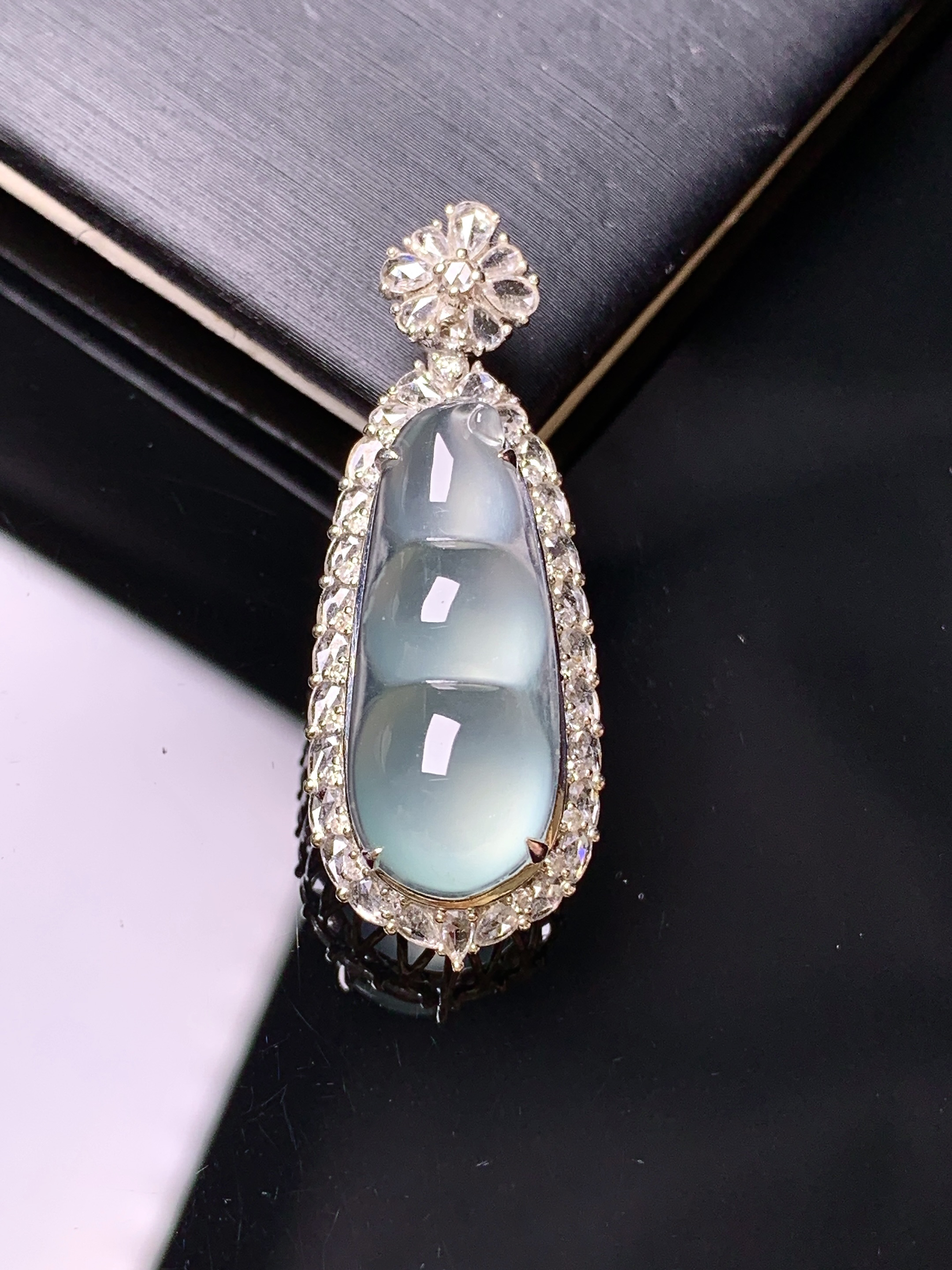 18k金钻镶嵌冰种四季豆吊坠 玉质细腻 色泽艳丽清新 水润亮眼 整体尺寸34.8*13.3*10.5y4