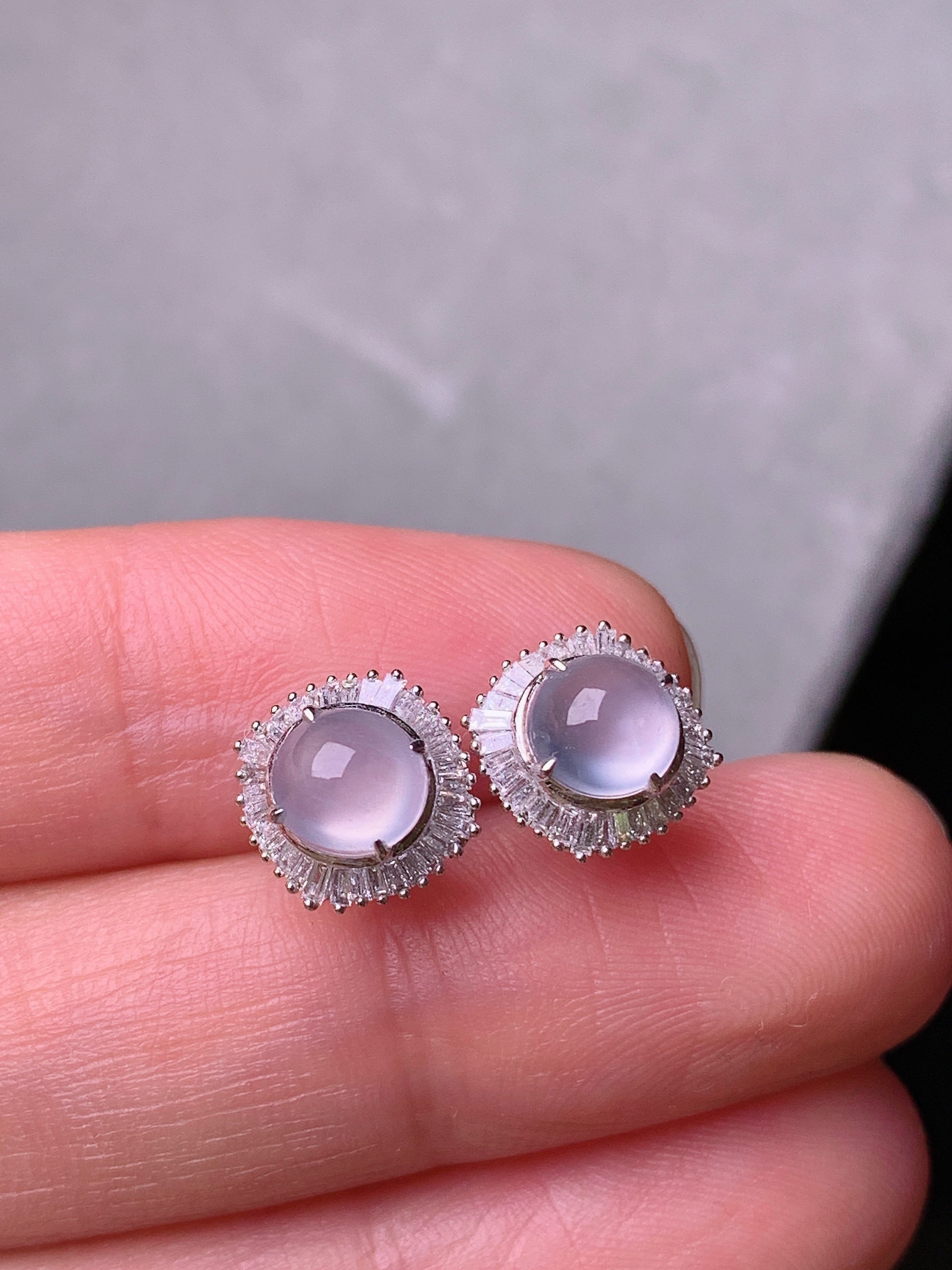 18k金钻镶嵌冰种蛋面耳钉 玉质细腻 色泽艳丽清新 水润亮眼 整体尺寸9.8*9.3*6.8t1