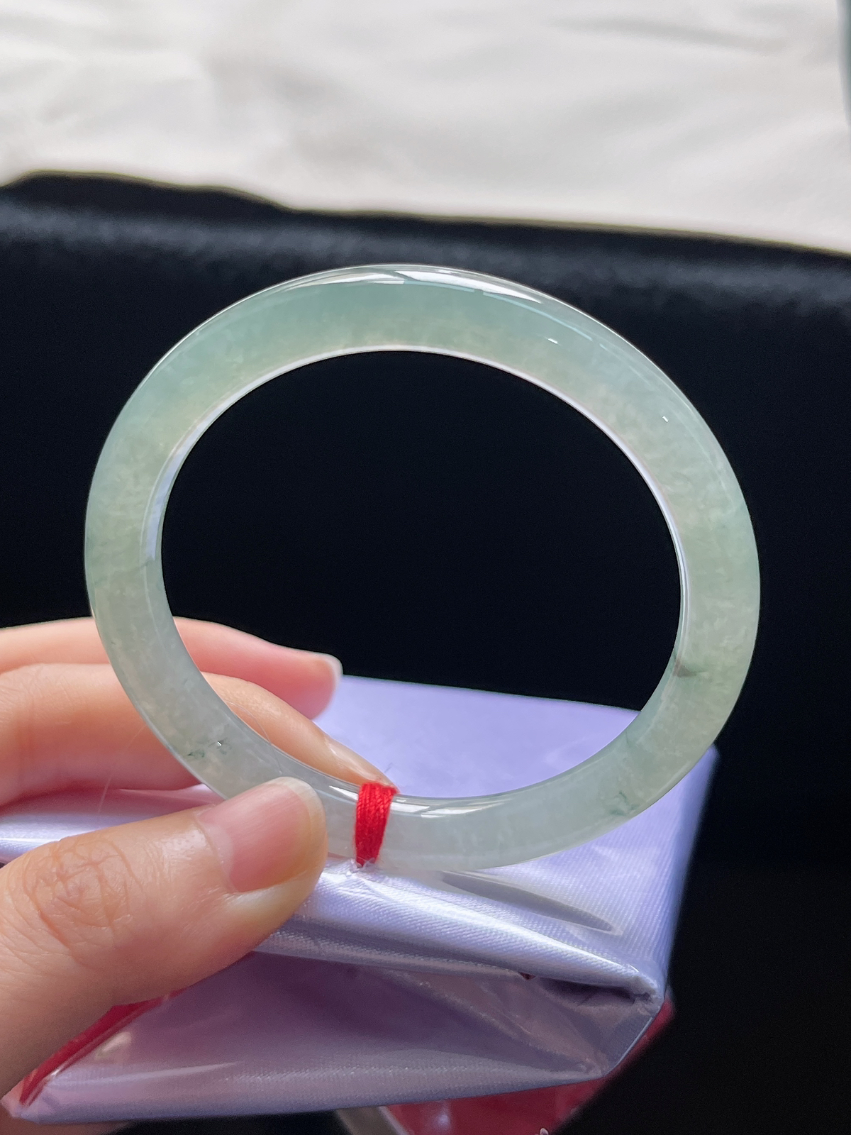 圆镯52.3圈口，翡翠冰糯种淡绿色手镯