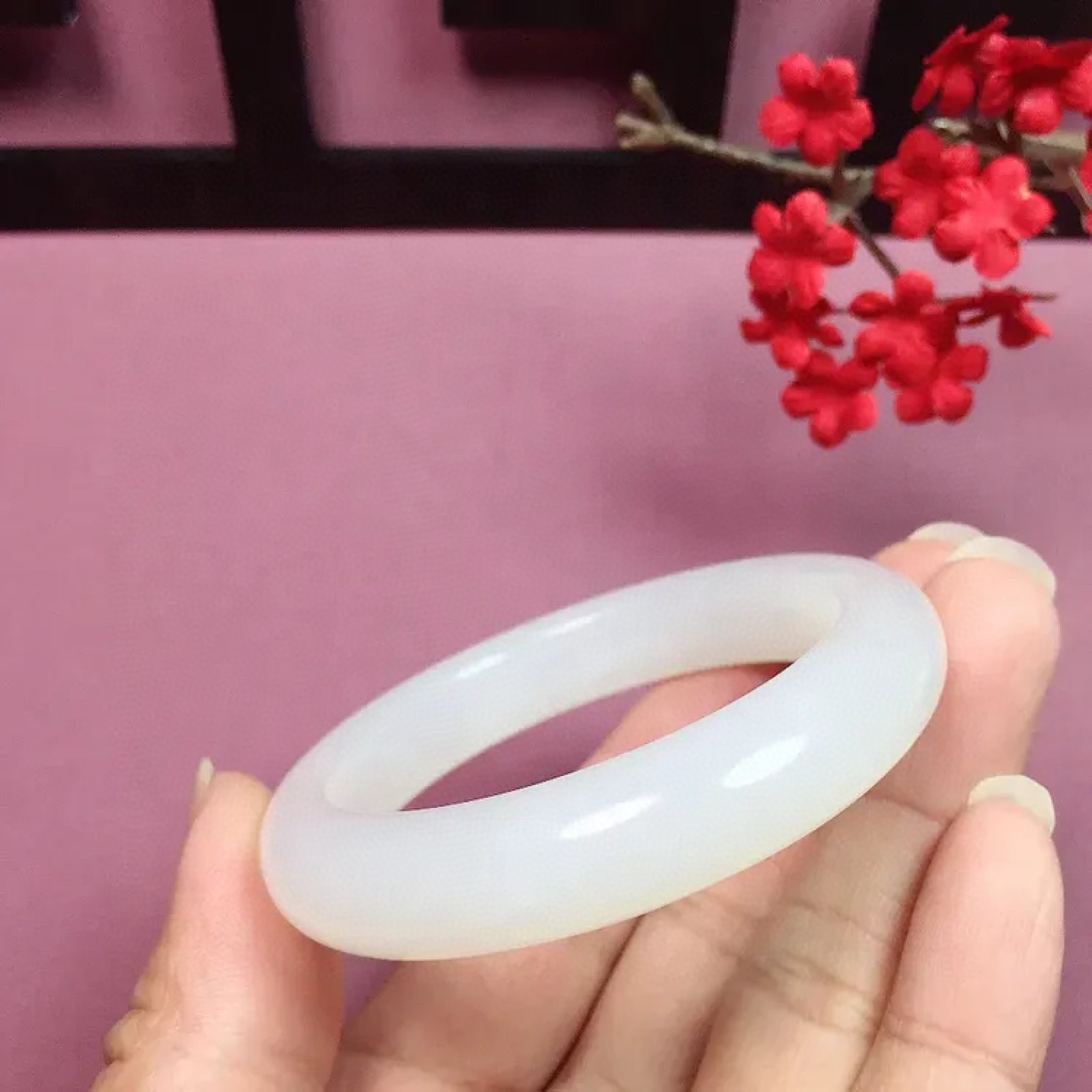 和田玉56.2圈口羊脂白手镯，镯型古朴典雅。基本无结构无水线，在诗情画意的雨巷相遇，你是我腕间的一抹风情，有你眸有深情.清风荡漾湖间静水，我愿俯身低眉，在烟波涟漪处寻你